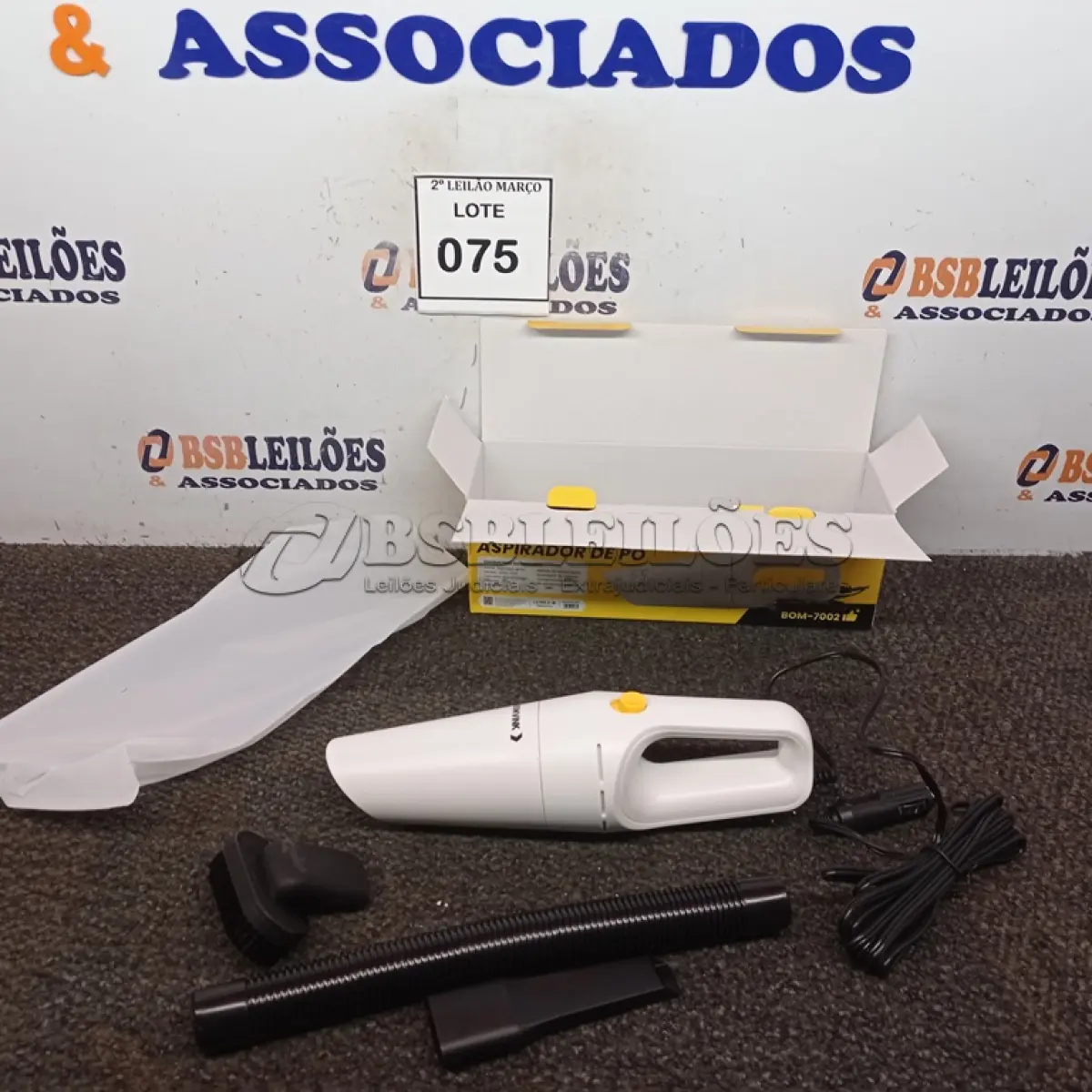 LOTE 075 - 01 ASPIRADOR DE PÓ PORTÁTIL BOMVINK. (NO ESTADO) ATENÇÃO! FAZER A VISITAÇÃO ANTES DE ARREMATAR, NÃO SABEMOS SE FUNCIONA. LEILÃO NÃO TEM GARANTIA E NEM DEVOLUÇÃO, SUJEITO A POSSÍVEIS AVARIAS VISÍVEIS/OCULTAS E/OU AUSÊNCIA DE COMPONENTES.