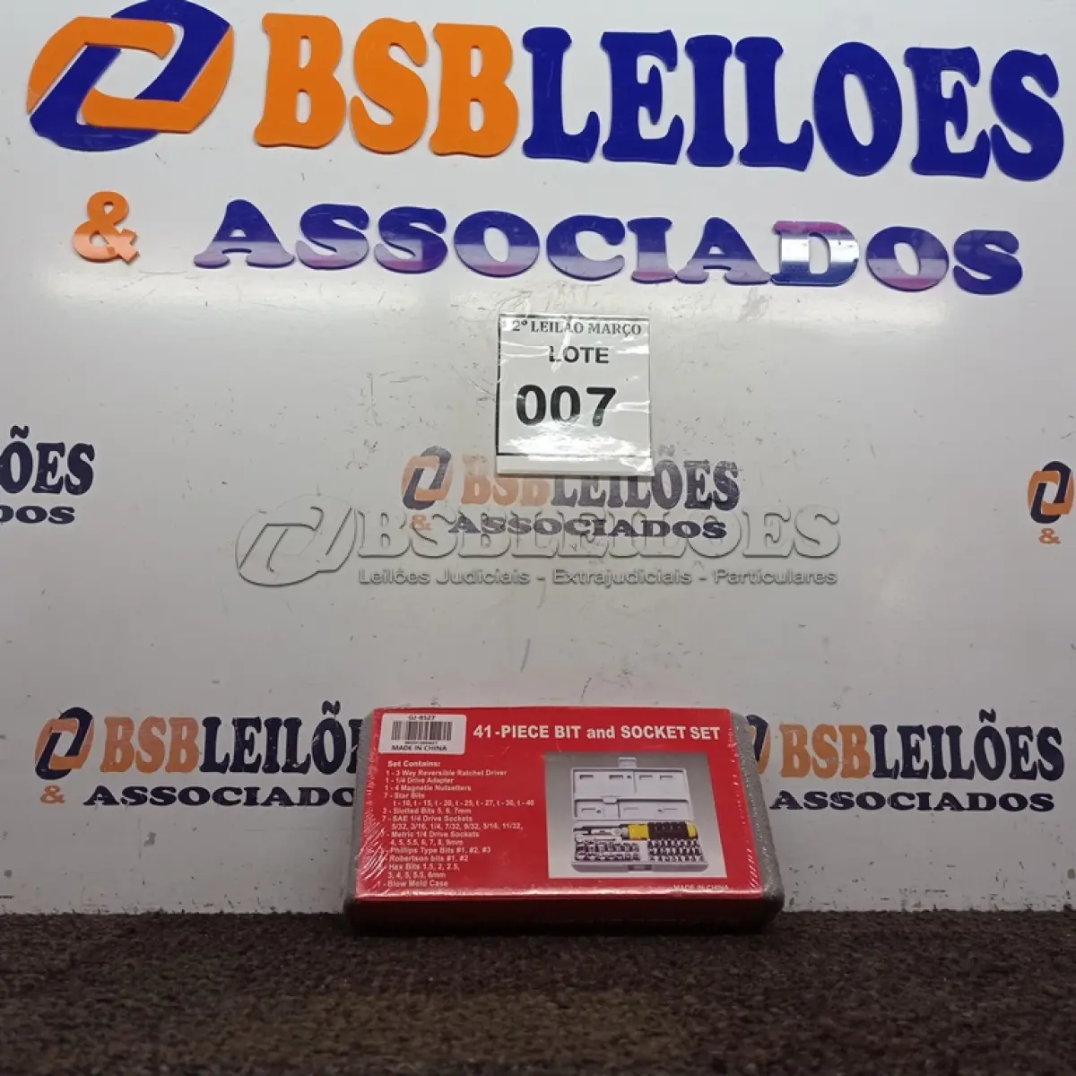 LOTE 007 - 01 JOGO DE CHAVE 41 PEÇAS PIECE BIT AND SOCKET SET.  (NO ESTADO) ATENÇÃO! FAZER A VISITAÇÃO ANTES DE ARREMATAR, NÃO SABEMOS SE FUNCIONA. LEILÃO NÃO TEM GARANTIA E NEM DEVOLUÇÃO, SUJEITO A POSSÍVEIS AVARIAS VISÍVEIS/OCULTAS E/OU AUSÊNCIA DE COMPONENTES.