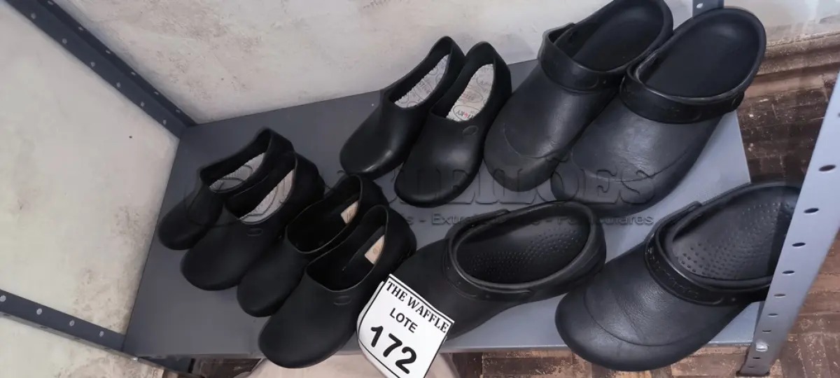LOTE 172 - 05 PARES DE SAPATOS TAMANHOS DIVERSOS. (NO ESTADO) ATENÇÃO! FAZER A VISITAÇÃO ANTES DE ARREMATAR, NÃO SABEMOS SE FUNCIONA. LEILÃO NÃO TEM GARANTIA E NEM DEVOLUÇÃO, SUJEITO A POSSÍVEIS AVARIAS VISÍVEIS/OCULTAS E/OU AUSÊNCIA DE COMPONENTES.