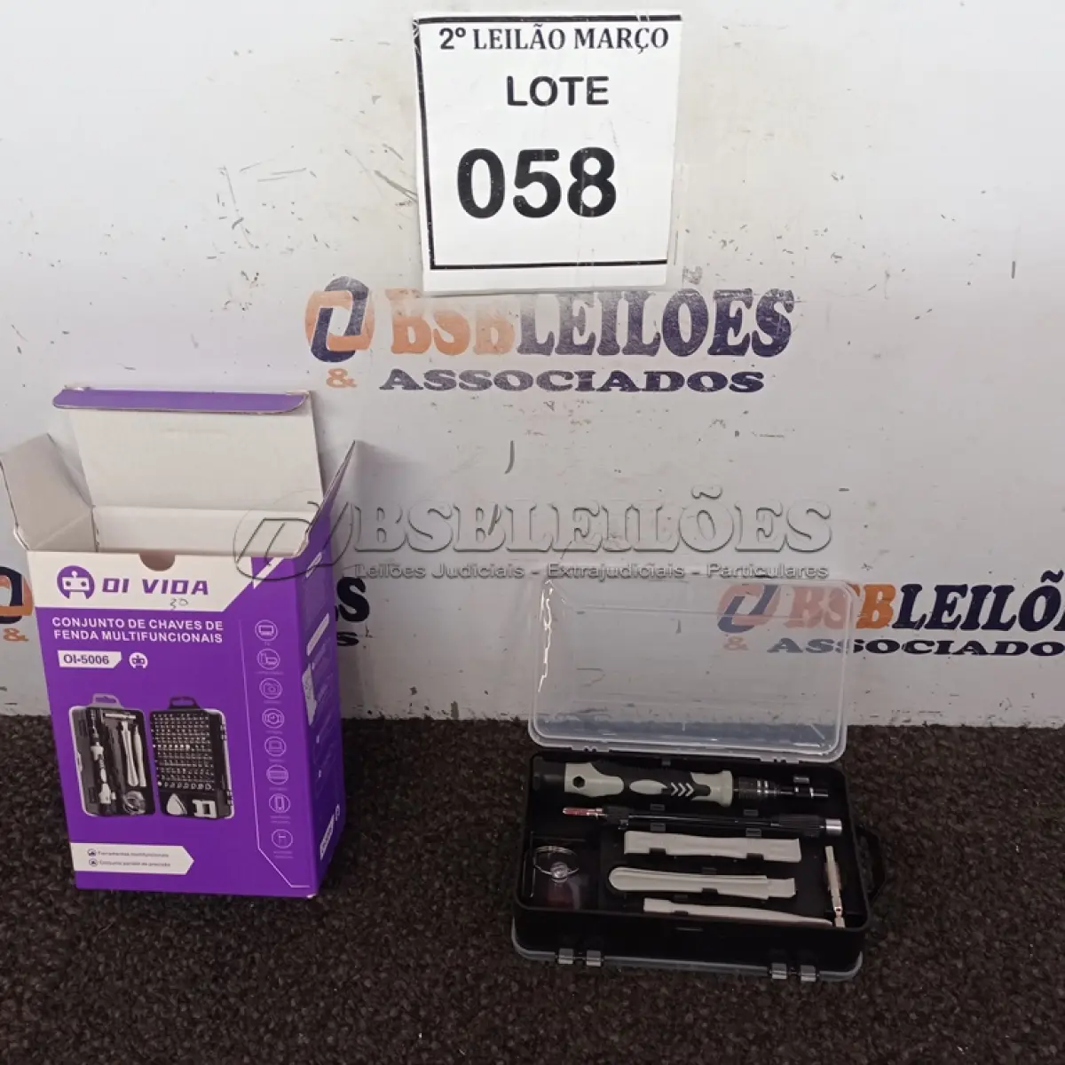 LOTE 058 - 01 CONJUNTO DE CHAVES DE FENDA MULTIFUNCIONAL. (NO ESTADO) ATENÇÃO! FAZER A VISITAÇÃO ANTES DE ARREMATAR, NÃO SABEMOS SE FUNCIONA. LEILÃO NÃO TEM GARANTIA E NEM DEVOLUÇÃO, SUJEITO A POSSÍVEIS AVARIAS VISÍVEIS/OCULTAS E/OU AUSÊNCIA DE COMPONENTES.