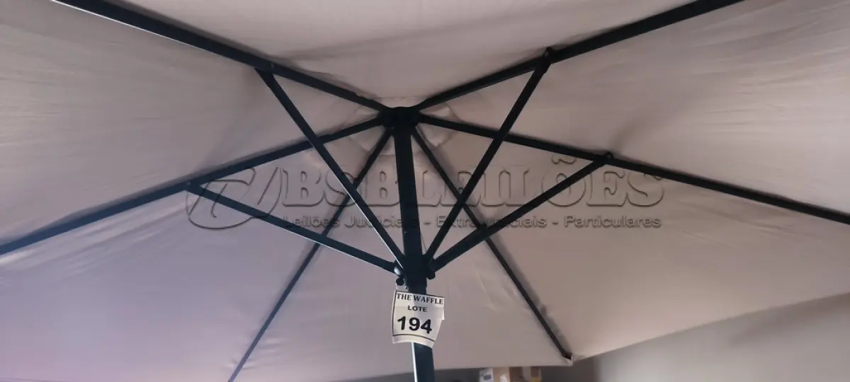 LOTE 194 - 01 OMBRELONE COM BASE. (NO ESTADO) ATENÇÃO! FAZER A VISITAÇÃO ANTES DE ARREMATAR, NÃO SABEMOS SE FUNCIONA. LEILÃO NÃO TEM GARANTIA E NEM DEVOLUÇÃO, SUJEITO A POSSÍVEIS AVARIAS VISÍVEIS/OCULTAS E/OU AUSÊNCIA DE COMPONENTES.