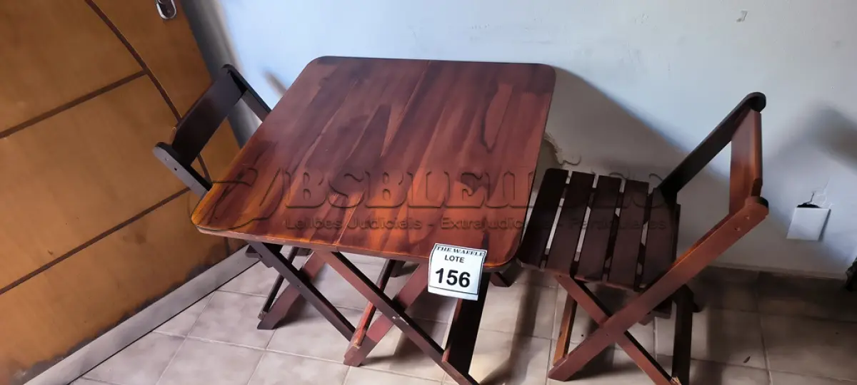 LOTE 156 - 01 MESA EM MADEIRA QUADRADA COM 2 CADEIRAS EM MADEIRA. (NO ESTADO) ATENÇÃO! FAZER A VISITAÇÃO ANTES DE ARREMATAR, NÃO SABEMOS SE FUNCIONA. LEILÃO NÃO TEM GARANTIA E NEM DEVOLUÇÃO, SUJEITO A POSSÍVEIS AVARIAS VISÍVEIS/OCULTAS E/OU AUSÊNCIA DE COMPONENTES.