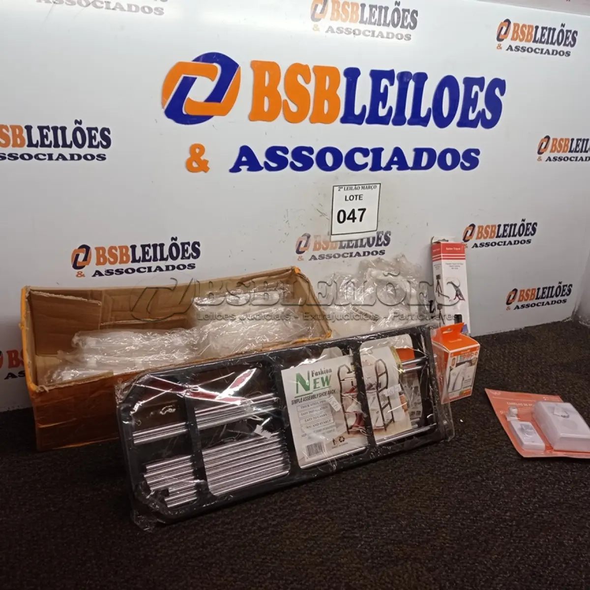 LOTE 047 - 01 LOTE COM SACOLAS PLÁSTICAS, EXTENSOR DE TORNEIRA, CARRILHO DE PORTA DE MOVIMENTO, SUPORTE PARA CELULAR, CAMPAINHA E 01 SAPATEIRA DESMONTADA.   (NO ESTADO) ATENÇÃO! FAZER A VISITAÇÃO ANTES DE ARREMATAR, NÃO SABEMOS SE FUNCIONA. LEILÃO NÃO TEM GARANTIA E NEM DEVOLUÇÃO, SUJEITO A POSSÍVEIS AVARIAS VISÍVEIS/OCULTAS E/OU AUSÊNCIA DE COMPONENTES.