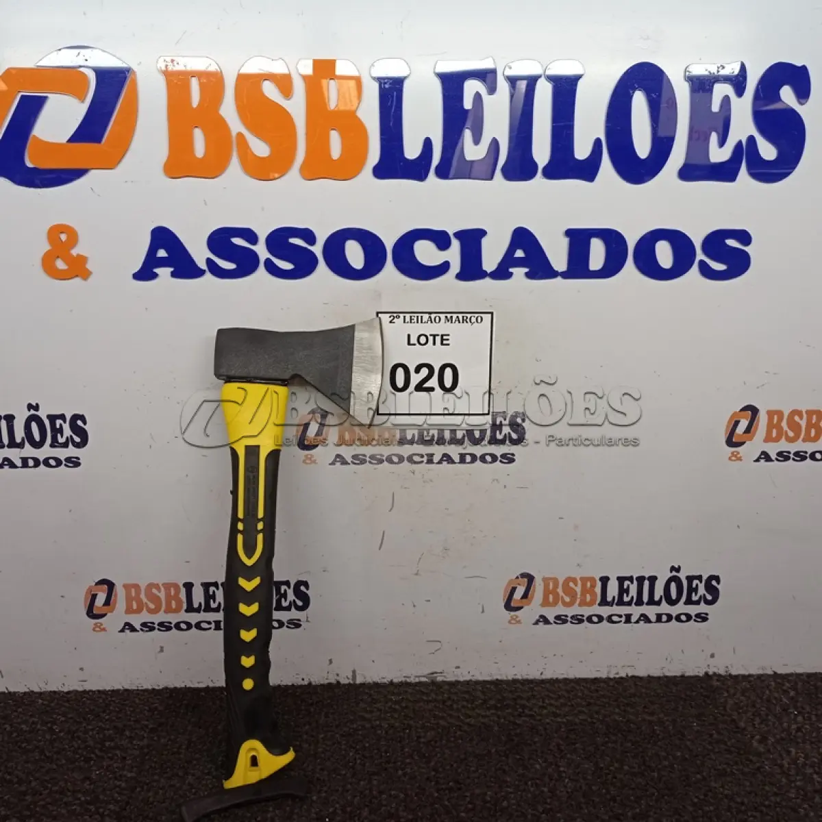 LOTE 020 - 01 MACHADINHA DE METAL COM CABO AMARELO. (NOVO) (NO ESTADO) ATENÇÃO! FAZER A VISITAÇÃO ANTES DE ARREMATAR, NÃO SABEMOS SE FUNCIONA. LEILÃO NÃO TEM GARANTIA E NEM DEVOLUÇÃO, SUJEITO A POSSÍVEIS AVARIAS VISÍVEIS/OCULTAS E/OU AUSÊNCIA DE COMPONENTES.