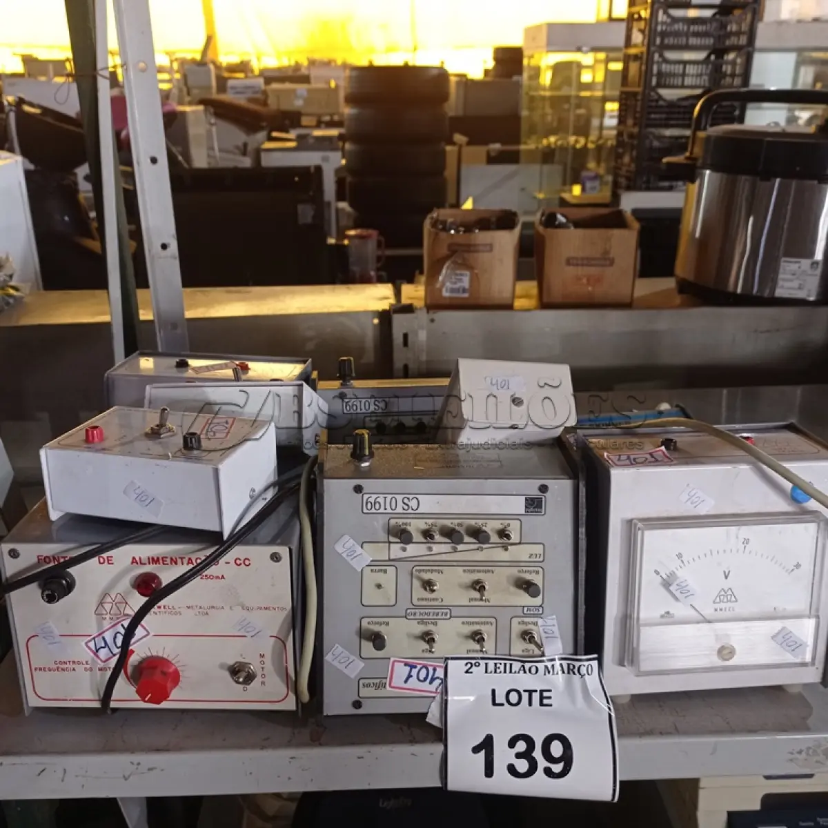 LOTE 139 - 01 LOTE COM VOLTÍMETROS, FONTE DE ALIMENTAÇÃO E CAIXA DE SKINNER. (NO ESTADO) ATENÇÃO! FAZER A VISITAÇÃO ANTES DE ARREMATAR, NÃO SABEMOS SE FUNCIONA. LEILÃO NÃO TEM GARANTIA E NEM DEVOLUÇÃO, SUJEITO A POSSÍVEIS AVARIAS VISÍVEIS/OCULTAS E/OU AUSÊNCIA DE COMPONENTES.
