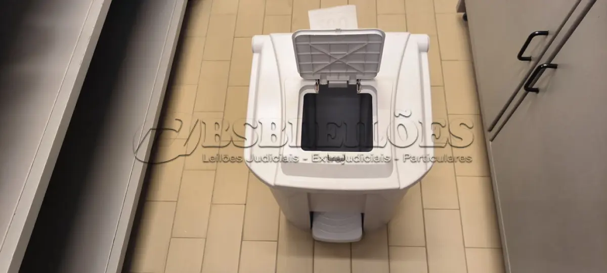 LOTE 200 - 01 LIXEIRA COM PEDAL. (NO ESTADO) ATENÇÃO! FAZER A VISITAÇÃO ANTES DE ARREMATAR, NÃO SABEMOS SE FUNCIONA. LEILÃO NÃO TEM GARANTIA E NEM DEVOLUÇÃO, SUJEITO A POSSÍVEIS AVARIAS VISÍVEIS/OCULTAS E/OU AUSÊNCIA DE COMPONENTES.
