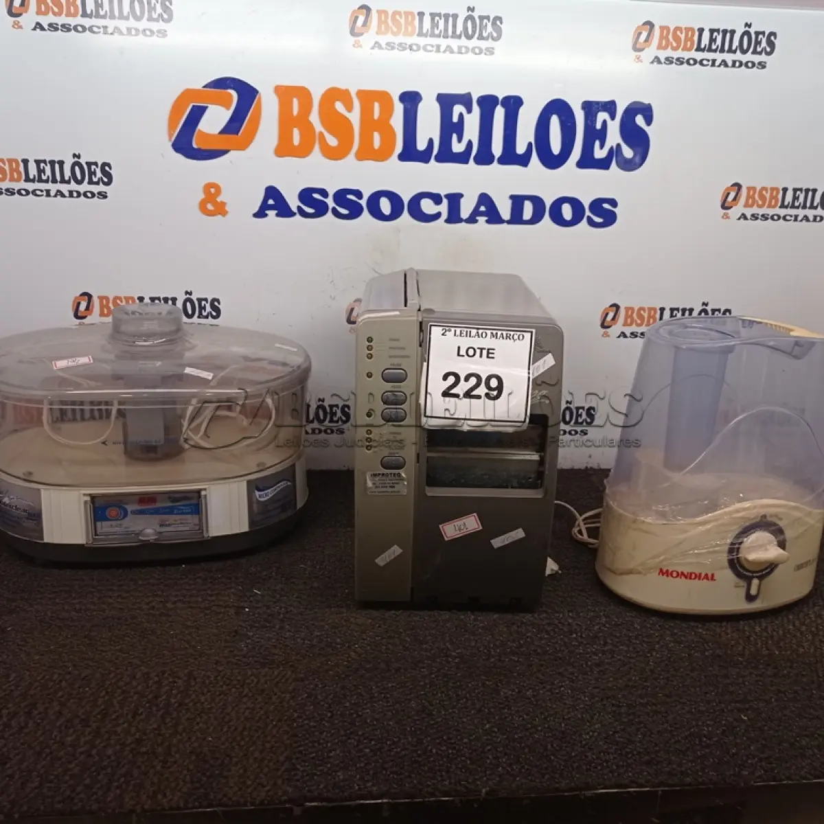 LOTE 229 - 01 IMPRESSORA DE ETIQUETAS MARCA ZEBRA COM AVARIAS E 02 UMIDIFICADORES DE AMBIENTE. (NO ESTADO) ATENÇÃO! FAZER A VISITAÇÃO ANTES DE ARREMATAR, NÃO SABEMOS SE FUNCIONA. LEILÃO NÃO TEM GARANTIA E NEM DEVOLUÇÃO, SUJEITO A POSSÍVEIS AVARIAS VISÍVEIS/OCULTAS E/OU AUSÊNCIA DE COMPONENTES.