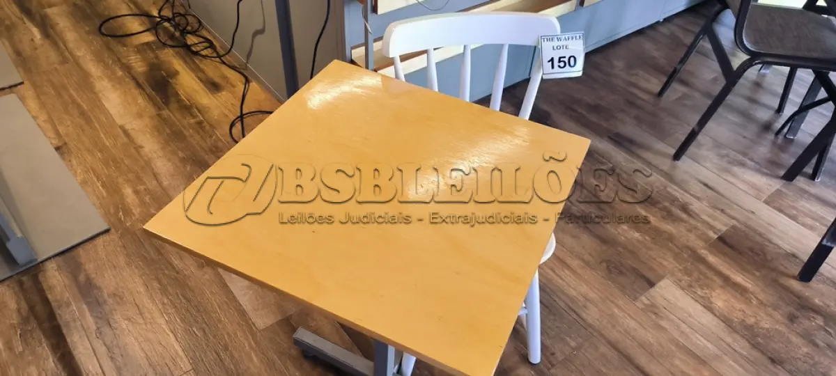 LOTE 150 - 01 MESA QUADRADA EM MADEIRA COM PÉS EM FERRO E 01 CADEIRA EM MADEIRA.  (NO ESTADO) ATENÇÃO! FAZER A VISITAÇÃO ANTES DE ARREMATAR, NÃO SABEMOS SE FUNCIONA. LEILÃO NÃO TEM GARANTIA E NEM DEVOLUÇÃO, SUJEITO A POSSÍVEIS AVARIAS VISÍVEIS/OCULTAS E/OU AUSÊNCIA DE COMPONENTES.