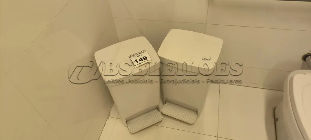 LOTE 149 - 02 LIXEIRAS COM PEDAL PARA BANHEIRO. (NO ESTADO) ATENÇÃO! FAZER A VISITAÇÃO ANTES DE ARREMATAR, NÃO SABEMOS SE FUNCIONA. LEILÃO NÃO TEM GARANTIA E NEM DEVOLUÇÃO, SUJEITO A POSSÍVEIS AVARIAS VISÍVEIS/OCULTAS E/OU AUSÊNCIA DE COMPONENTES.