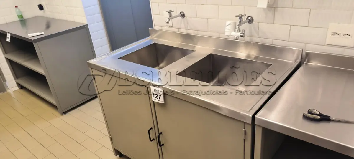 LOTE 127 - 01 PIA 2 CUBAS EM INOX COM ARMÁRIO. (NO ESTADO) ATENÇÃO! FAZER A VISITAÇÃO ANTES DE ARREMATAR, NÃO SABEMOS SE FUNCIONA. LEILÃO NÃO TEM GARANTIA E NEM DEVOLUÇÃO, SUJEITO A POSSÍVEIS AVARIAS VISÍVEIS/OCULTAS E/OU AUSÊNCIA DE COMPONENTES.