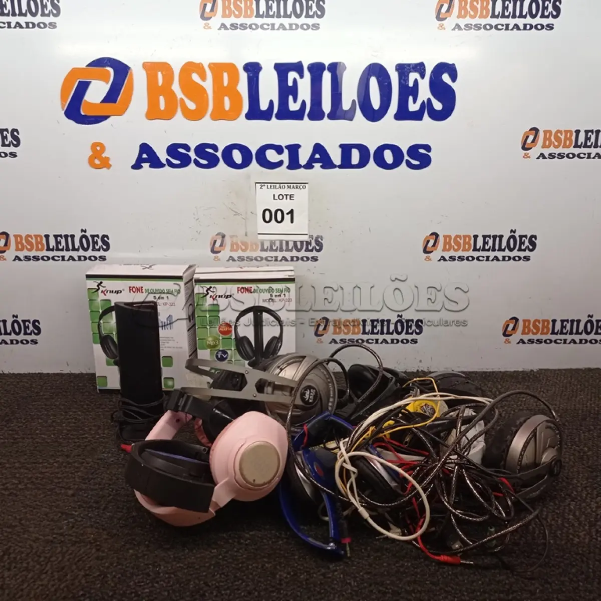 LOTE 001 - 13 FONES DE OUVIDO MARCAS E MODELOS DIVERSOS. (NO ESTADO) ATENÇÃO! FAZER A VISITAÇÃO ANTES DE ARREMATAR, NÃO SABEMOS SE FUNCIONA. LEILÃO NÃO TEM GARANTIA E NEM DEVOLUÇÃO, SUJEITO A POSSÍVEIS AVARIAS VISÍVEIS/OCULTAS E/OU AUSÊNCIA DE COMPONENTES.