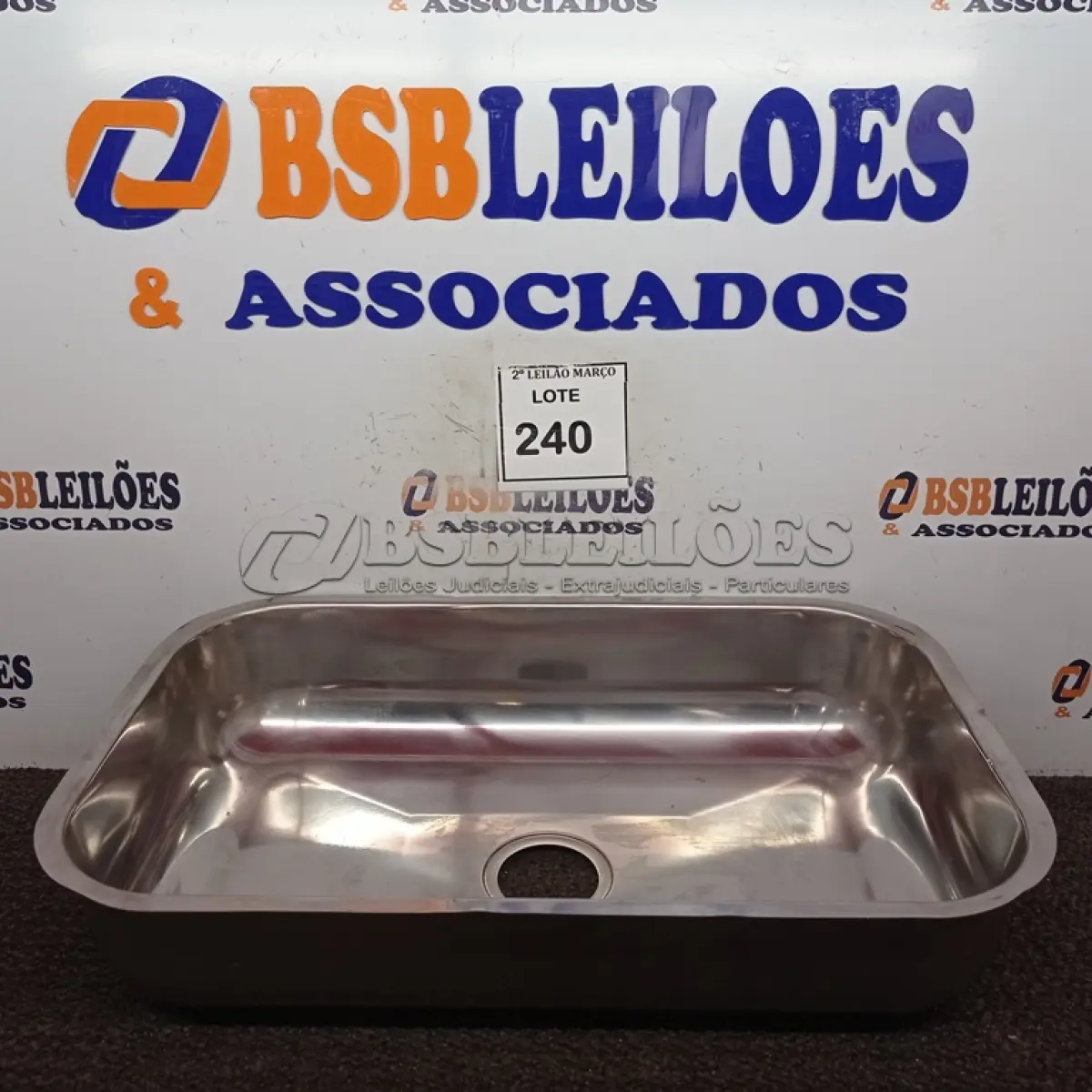 LOTE 240 - 01 CUBA INOX N2 ACO 430 3.1/2 56X34X14 MARCA FABRINOX (NOVO). (NO ESTADO) ATENÇÃO! FAZER A VISITAÇÃO ANTES DE ARREMATAR, NÃO SABEMOS SE FUNCIONA. LEILÃO NÃO TEM GARANTIA E NEM DEVOLUÇÃO, SUJEITO A POSSÍVEIS AVARIAS VISÍVEIS/OCULTAS E/OU AUSÊNCIA DE COMPONENTES.