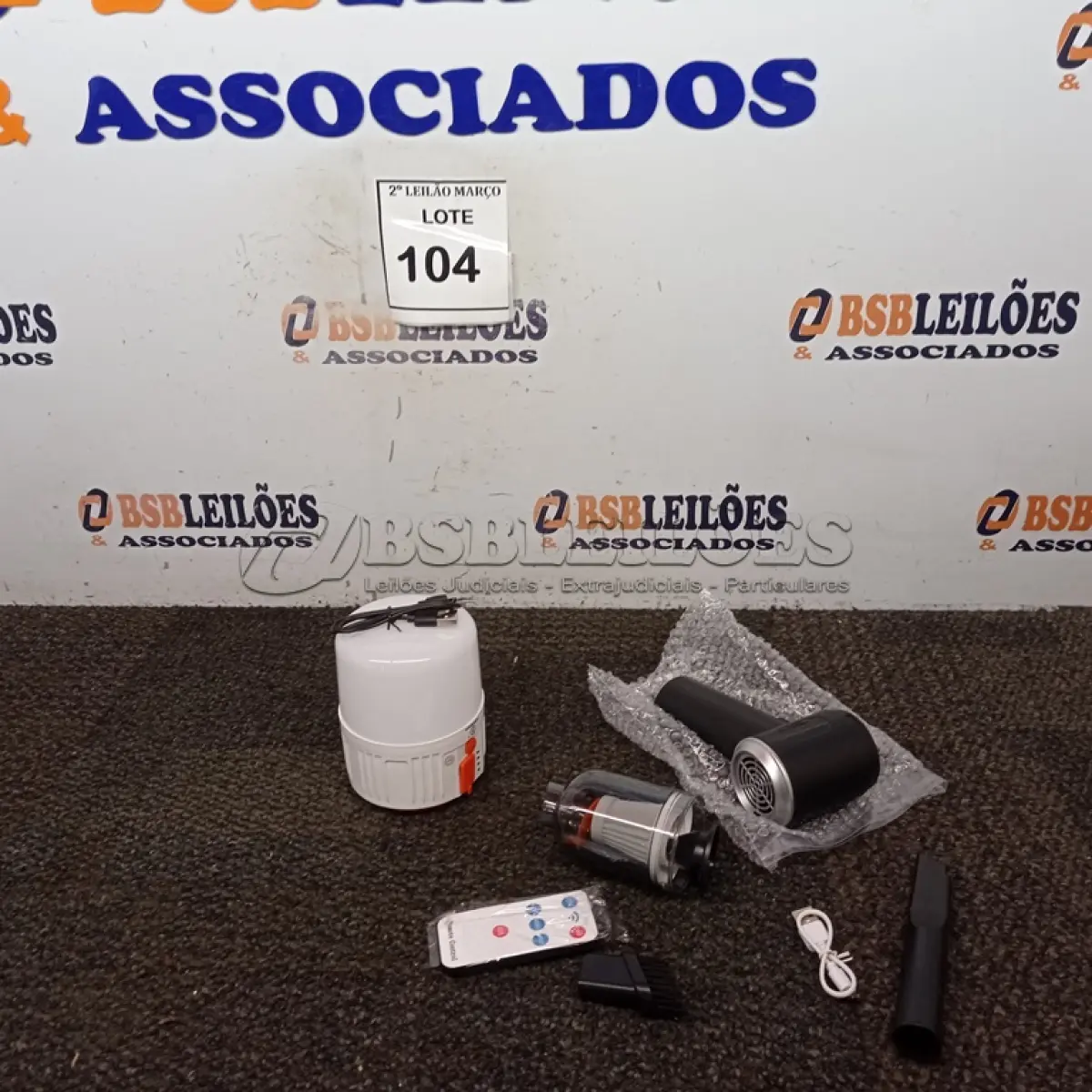 LOTE 104 - 01 ASPIRADOR DE PÓ PORTÁTIL E 01 LUZ PARA CAMPING. (NO ESTADO) ATENÇÃO! FAZER A VISITAÇÃO ANTES DE ARREMATAR, NÃO SABEMOS SE FUNCIONA. LEILÃO NÃO TEM GARANTIA E NEM DEVOLUÇÃO, SUJEITO A POSSÍVEIS AVARIAS VISÍVEIS/OCULTAS E/OU AUSÊNCIA DE COMPONENTES.