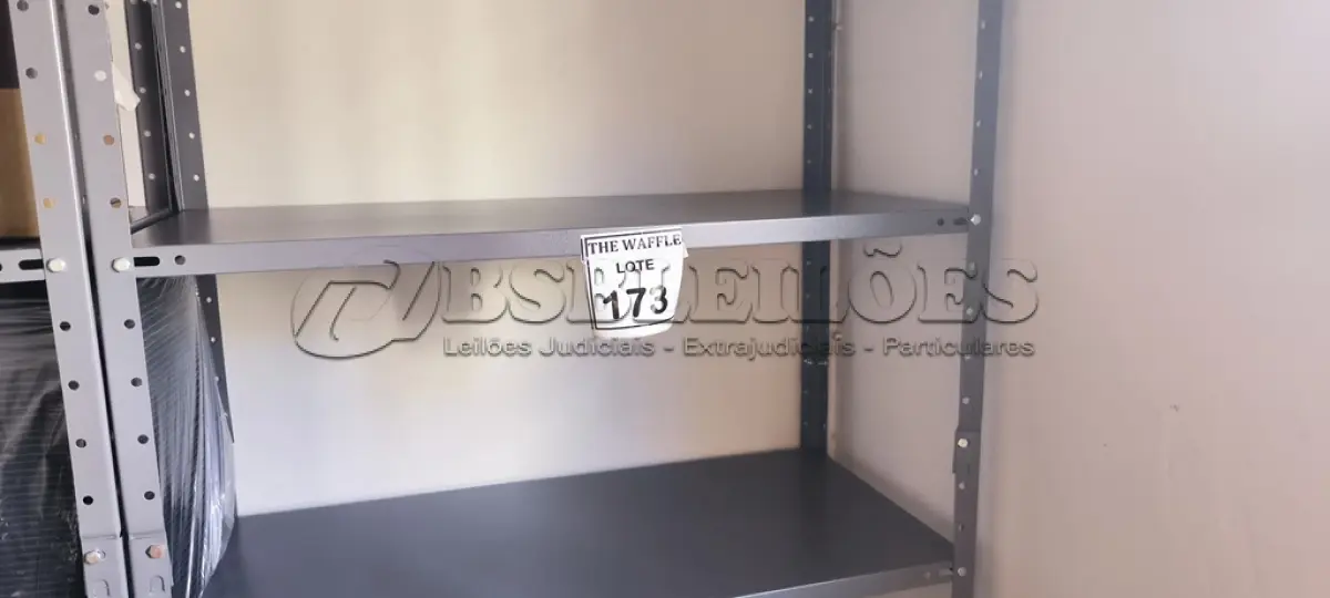 LOTE 173 - 01 ESTANTE DE AÇO 05 PRATELEIRAS. (NO ESTADO) ATENÇÃO! FAZER A VISITAÇÃO ANTES DE ARREMATAR, NÃO SABEMOS SE FUNCIONA. LEILÃO NÃO TEM GARANTIA E NEM DEVOLUÇÃO, SUJEITO A POSSÍVEIS AVARIAS VISÍVEIS/OCULTAS E/OU AUSÊNCIA DE COMPONENTES.