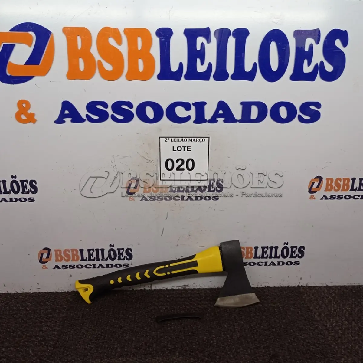 LOTE 020 - 01 MACHADINHA DE METAL COM CABO AMARELO. (NOVO) (NO ESTADO) ATENÇÃO! FAZER A VISITAÇÃO ANTES DE ARREMATAR, NÃO SABEMOS SE FUNCIONA. LEILÃO NÃO TEM GARANTIA E NEM DEVOLUÇÃO, SUJEITO A POSSÍVEIS AVARIAS VISÍVEIS/OCULTAS E/OU AUSÊNCIA DE COMPONENTES.