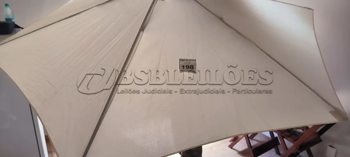 LOTE 198 - 01 OMBRELONE SEM BASE. (NO ESTADO) ATENÇÃO! FAZER A VISITAÇÃO ANTES DE ARREMATAR, NÃO SABEMOS SE FUNCIONA. LEILÃO NÃO TEM GARANTIA E NEM DEVOLUÇÃO, SUJEITO A POSSÍVEIS AVARIAS VISÍVEIS/OCULTAS E/OU AUSÊNCIA DE COMPONENTES.