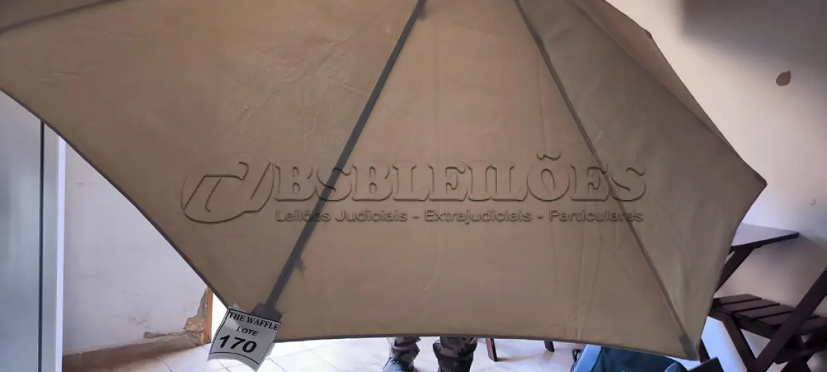 LOTE 170 - 01 OMBRELONE DE LED SEM A BASE.  (NO ESTADO) ATENÇÃO! FAZER A VISITAÇÃO ANTES DE ARREMATAR, NÃO SABEMOS SE FUNCIONA. LEILÃO NÃO TEM GARANTIA E NEM DEVOLUÇÃO, SUJEITO A POSSÍVEIS AVARIAS VISÍVEIS/OCULTAS E/OU AUSÊNCIA DE COMPONENTES.