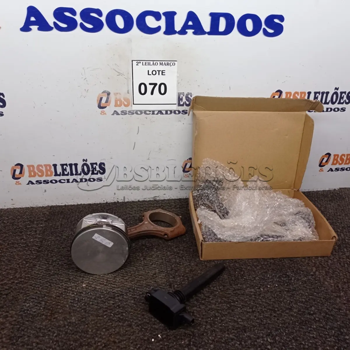 LOTE 070 - 01 JOGO DE BOBINA DE IGNIÇÃO JOURNEY GRAND CARAVAN 3,6 V6 2011 A A2016 E KIT DE PISTÃO E ANÉIS CHRYSLER 300C PESNTASTAR MOPAR. (NO ESTADO) ATENÇÃO! FAZER A VISITAÇÃO ANTES DE ARREMATAR, NÃO SABEMOS SE FUNCIONA. LEILÃO NÃO TEM GARANTIA E NEM DEVOLUÇÃO, SUJEITO A POSSÍVEIS AVARIAS VISÍVEIS/OCULTAS E/OU AUSÊNCIA DE COMPONENTES.