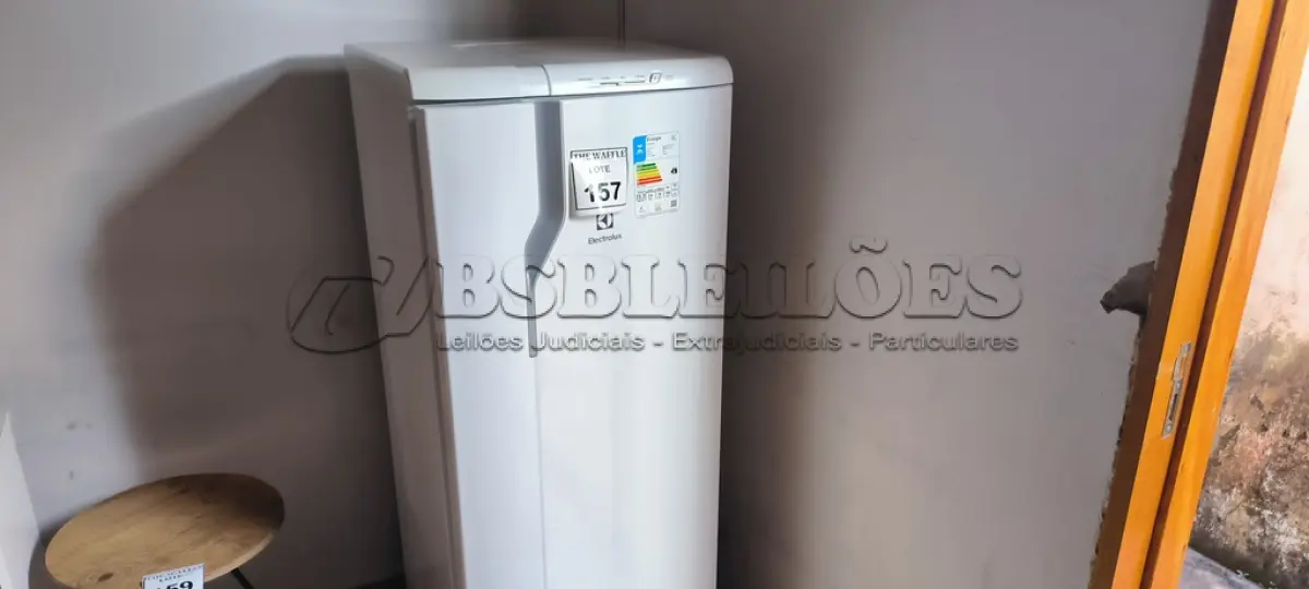 LOTE 157 - 01 GELADEIRA ELECTROLUX RE31.  (NO ESTADO) ATENÇÃO! FAZER A VISITAÇÃO ANTES DE ARREMATAR, NÃO SABEMOS SE FUNCIONA. LEILÃO NÃO TEM GARANTIA E NEM DEVOLUÇÃO, SUJEITO A POSSÍVEIS AVARIAS VISÍVEIS/OCULTAS E/OU AUSÊNCIA DE COMPONENTES.