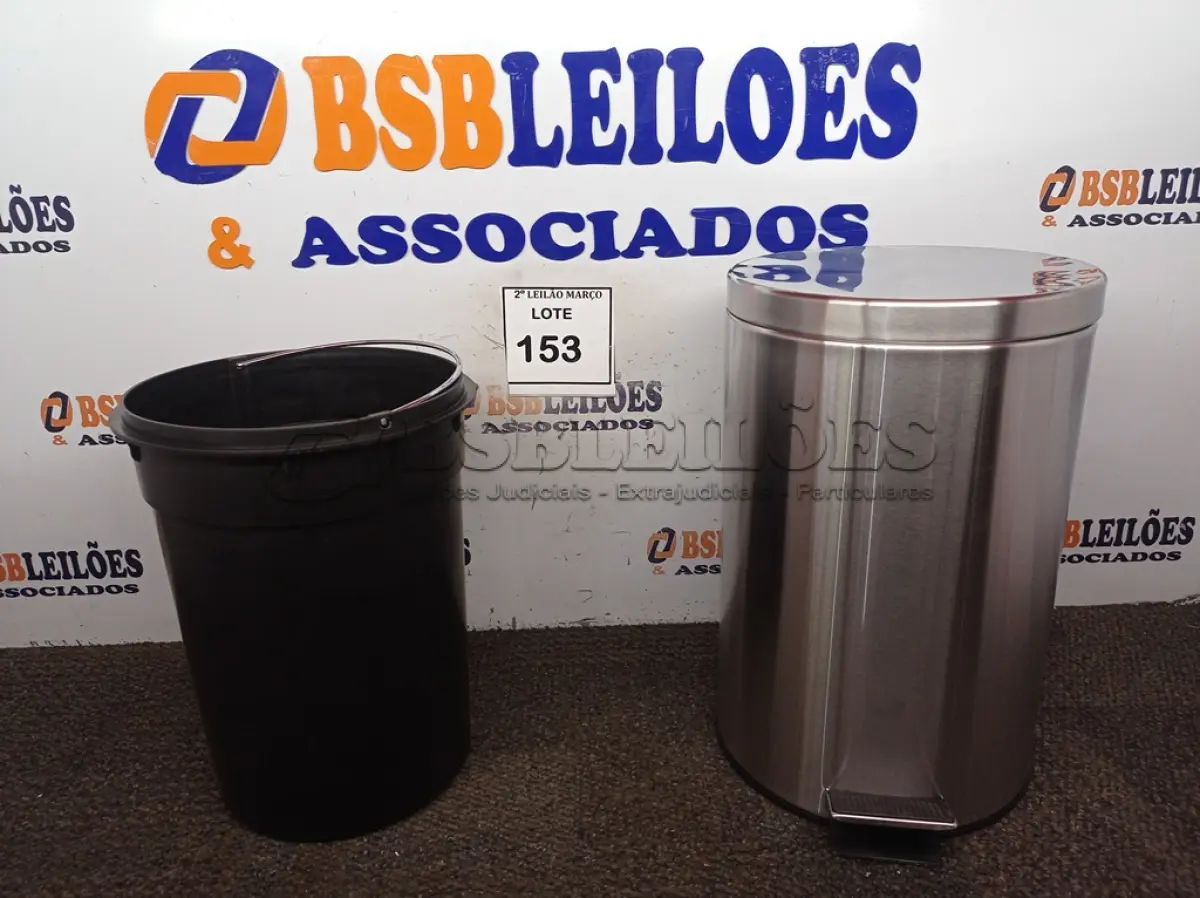 LOTE 153 - 01 LIXEIRA EM INOX COM PEDAL CAPACIDADE 12 L. (NOVA). (NO ESTADO) ATENÇÃO! FAZER A VISITAÇÃO ANTES DE ARREMATAR, NÃO SABEMOS SE FUNCIONA. LEILÃO NÃO TEM GARANTIA E NEM DEVOLUÇÃO, SUJEITO A POSSÍVEIS AVARIAS VISÍVEIS/OCULTAS E/OU AUSÊNCIA DE COMPONENTES.