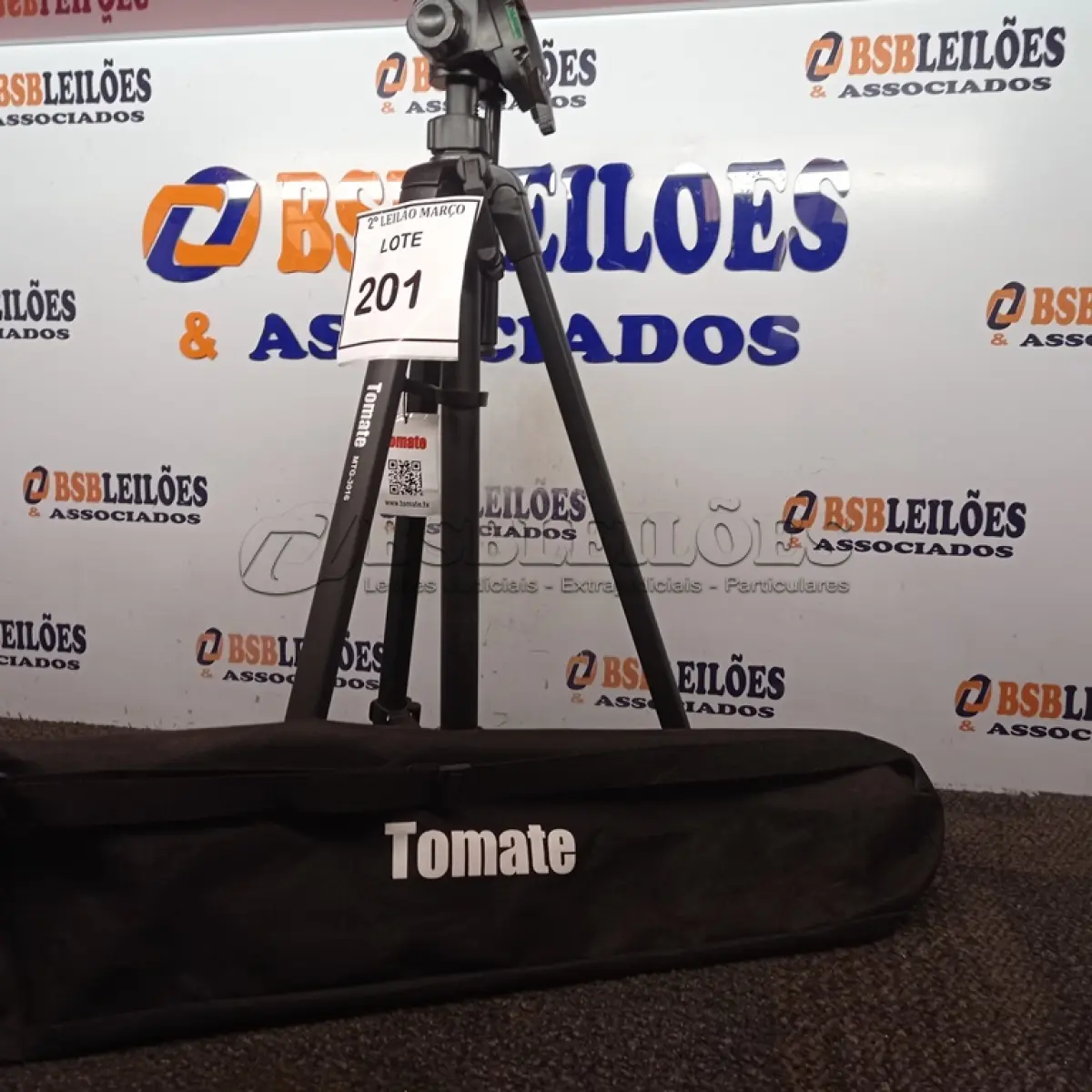 LOTE 201 - 01 TRIPÉ P/CÂMERA FOTOGRÁFICA MARCA TOMATE MODELO MTG-3016. (NO ESTADO) ATENÇÃO! FAZER A VISITAÇÃO ANTES DE ARREMATAR, NÃO SABEMOS SE FUNCIONA. LEILÃO NÃO TEM GARANTIA E NEM DEVOLUÇÃO, SUJEITO A POSSÍVEIS AVARIAS VISÍVEIS/OCULTAS E/OU AUSÊNCIA DE COMPONENTES.