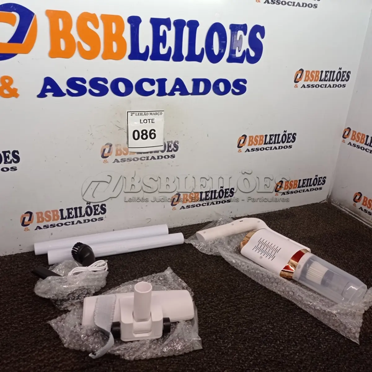 LOTE 086 - 01 ASPIRADOR DE PÓ. (NO ESTADO) ATENÇÃO! FAZER A VISITAÇÃO ANTES DE ARREMATAR, NÃO SABEMOS SE FUNCIONA. LEILÃO NÃO TEM GARANTIA E NEM DEVOLUÇÃO, SUJEITO A POSSÍVEIS AVARIAS VISÍVEIS/OCULTAS E/OU AUSÊNCIA DE COMPONENTES.