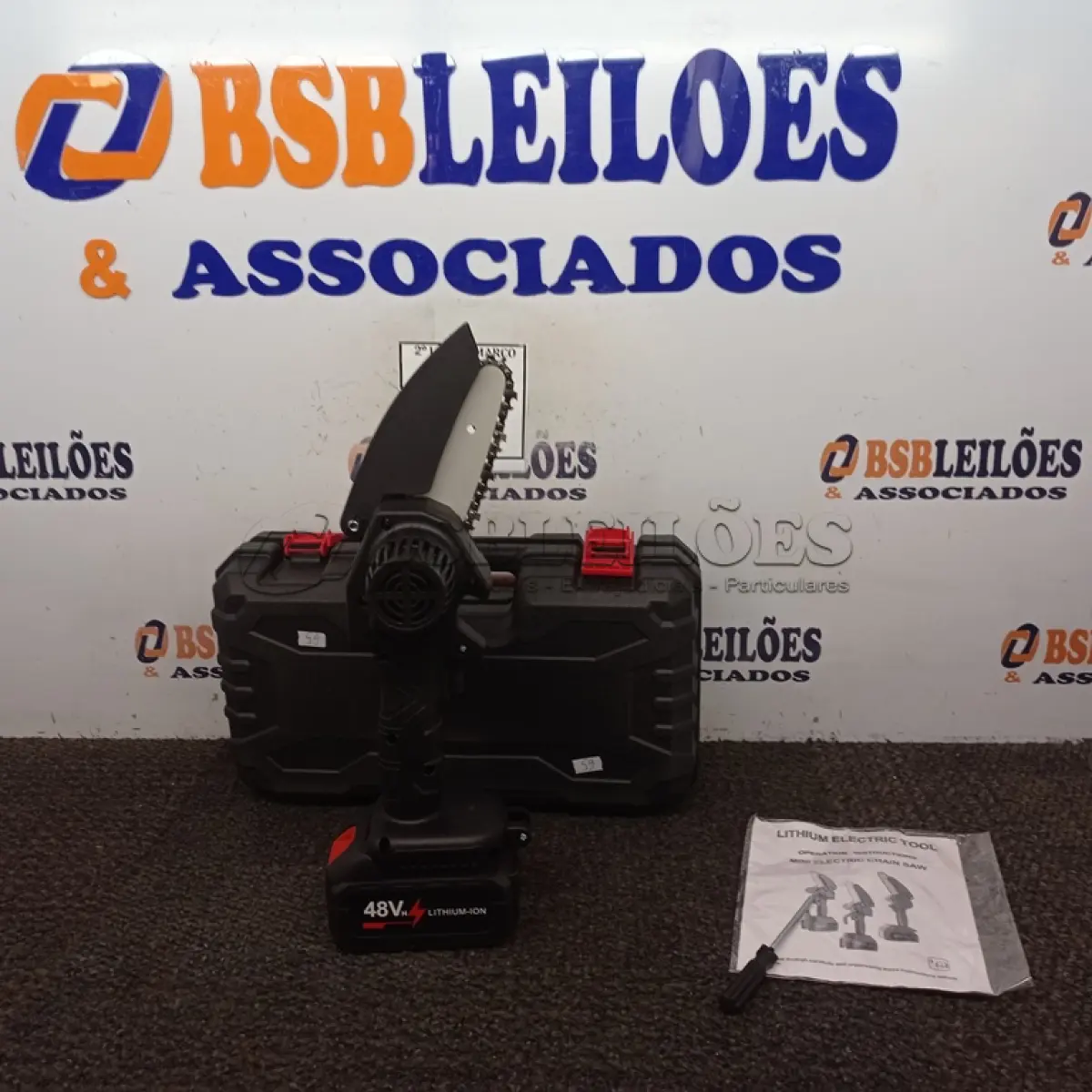 LOTE 036 - 01 MINI MOTOSSERRA ELÉTRICA A BATERIA.  (NO ESTADO) ATENÇÃO! FAZER A VISITAÇÃO ANTES DE ARREMATAR, NÃO SABEMOS SE FUNCIONA. LEILÃO NÃO TEM GARANTIA E NEM DEVOLUÇÃO, SUJEITO A POSSÍVEIS AVARIAS VISÍVEIS/OCULTAS E/OU AUSÊNCIA DE COMPONENTES.