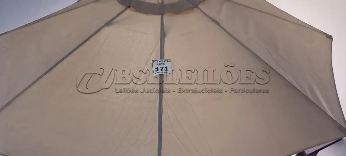 LOTE 171 - 01 OMBRELONE DE LED SEM A BASE.  (NO ESTADO) ATENÇÃO! FAZER A VISITAÇÃO ANTES DE ARREMATAR, NÃO SABEMOS SE FUNCIONA. LEILÃO NÃO TEM GARANTIA E NEM DEVOLUÇÃO, SUJEITO A POSSÍVEIS AVARIAS VISÍVEIS/OCULTAS E/OU AUSÊNCIA DE COMPONENTES.