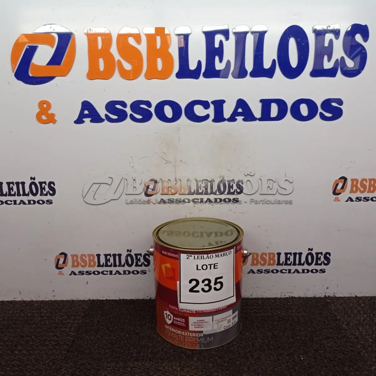 LOTE 235 - 01 LATA DE TINTA ESMALTE SINTÉTICO PARA MADEIRA E METAL 3,6L NA COR BRILHANTE VERMELHO MARCA SUVINIL (NOVO).  (NO ESTADO) ATENÇÃO! FAZER A VISITAÇÃO ANTES DE ARREMATAR, NÃO SABEMOS SE FUNCIONA. LEILÃO NÃO TEM GARANTIA E NEM DEVOLUÇÃO, SUJEITO A POSSÍVEIS AVARIAS VISÍVEIS/OCULTAS E/OU AUSÊNCIA DE COMPONENTES.
