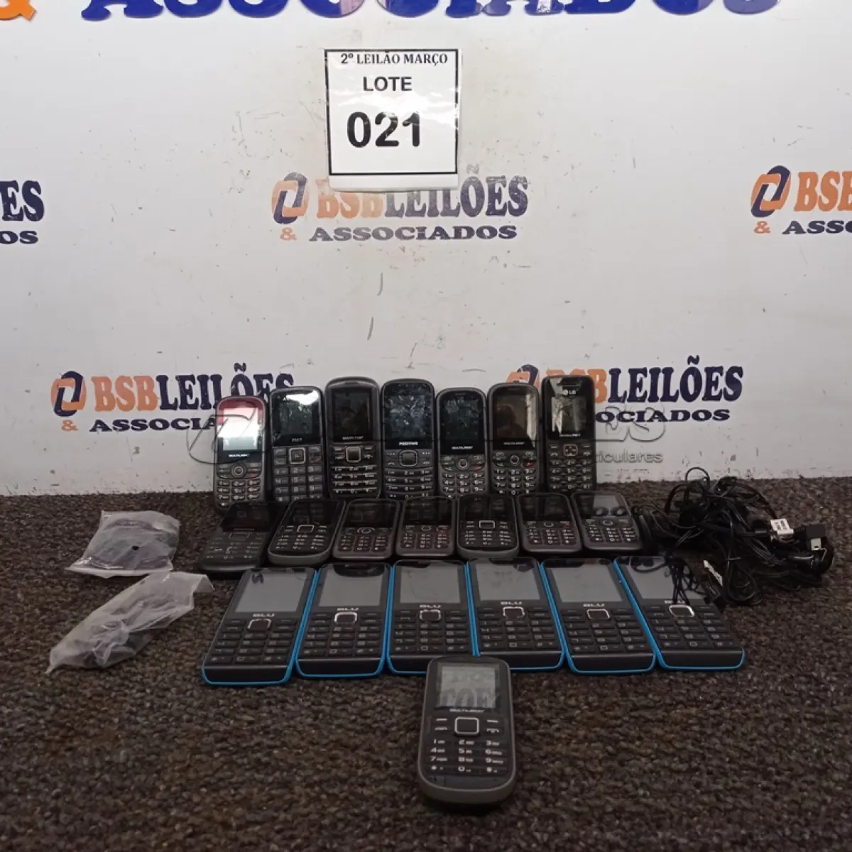 LOTE 021 - 21 CELULARES DE BOTÃO (NO ESTADO) ATENÇÃO! FAZER A VISITAÇÃO ANTES DE ARREMATAR, NÃO SABEMOS SE FUNCIONA. LEILÃO NÃO TEM GARANTIA E NEM DEVOLUÇÃO, SUJEITO A POSSÍVEIS AVARIAS VISÍVEIS/OCULTAS E/OU AUSÊNCIA DE COMPONENTES.