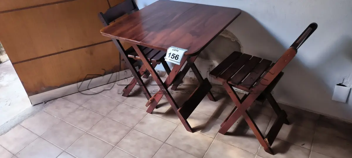 LOTE 156 - 01 MESA EM MADEIRA QUADRADA COM 2 CADEIRAS EM MADEIRA. (NO ESTADO) ATENÇÃO! FAZER A VISITAÇÃO ANTES DE ARREMATAR, NÃO SABEMOS SE FUNCIONA. LEILÃO NÃO TEM GARANTIA E NEM DEVOLUÇÃO, SUJEITO A POSSÍVEIS AVARIAS VISÍVEIS/OCULTAS E/OU AUSÊNCIA DE COMPONENTES.