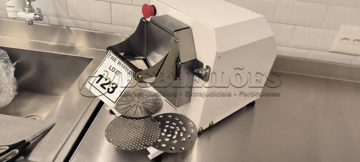LOTE 123 - 01 RALADOR DE FRIOS 220V. (NO ESTADO) ATENÇÃO! FAZER A VISITAÇÃO ANTES DE ARREMATAR, NÃO SABEMOS SE FUNCIONA. LEILÃO NÃO TEM GARANTIA E NEM DEVOLUÇÃO, SUJEITO A POSSÍVEIS AVARIAS VISÍVEIS/OCULTAS E/OU AUSÊNCIA DE COMPONENTES.