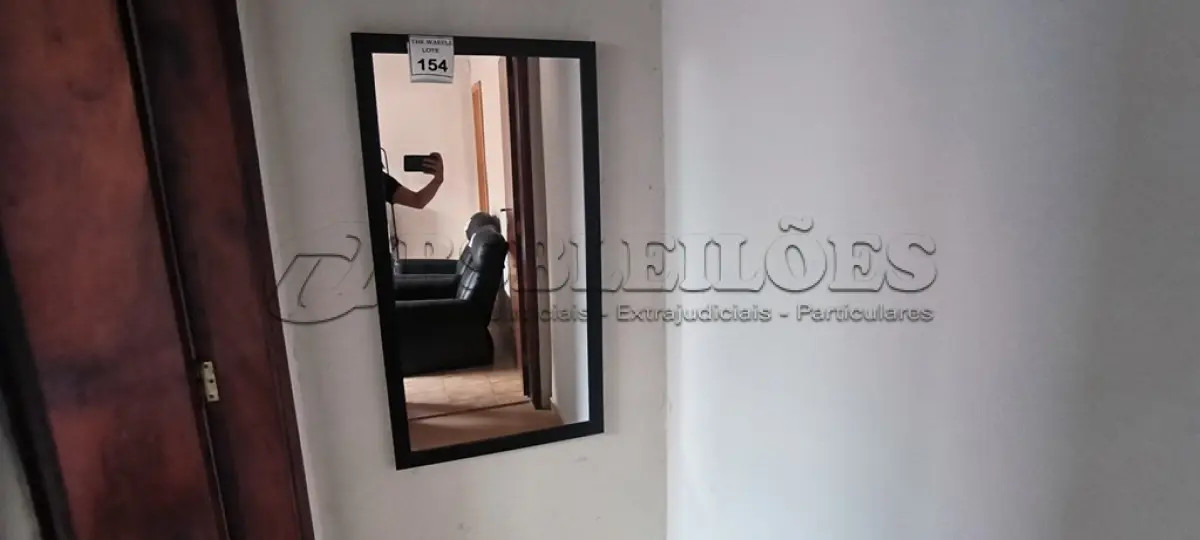 LOTE 154 - 01 ESPELHO GRANDE. (NO ESTADO) ATENÇÃO! FAZER A VISITAÇÃO ANTES DE ARREMATAR, NÃO SABEMOS SE FUNCIONA. LEILÃO NÃO TEM GARANTIA E NEM DEVOLUÇÃO, SUJEITO A POSSÍVEIS AVARIAS VISÍVEIS/OCULTAS E/OU AUSÊNCIA DE COMPONENTES.