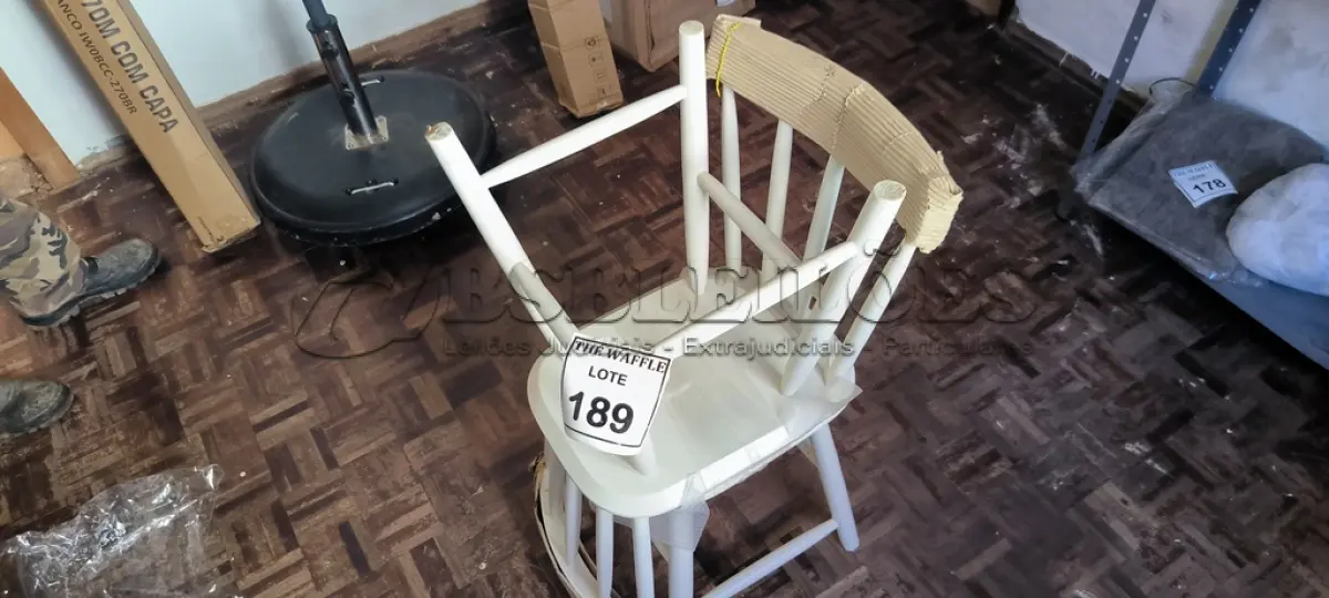 LOTE 189 - 02 CADEIRAS EM MADEIRA BRANCA (NOVO). (NO ESTADO) ATENÇÃO! FAZER A VISITAÇÃO ANTES DE ARREMATAR, NÃO SABEMOS SE FUNCIONA. LEILÃO NÃO TEM GARANTIA E NEM DEVOLUÇÃO, SUJEITO A POSSÍVEIS AVARIAS VISÍVEIS/OCULTAS E/OU AUSÊNCIA DE COMPONENTES.