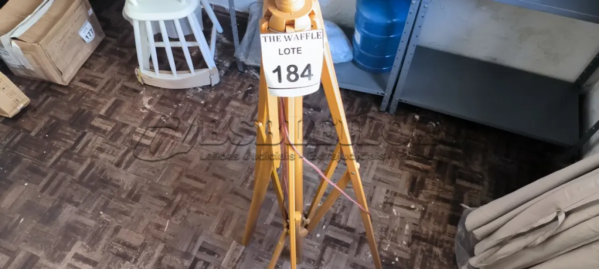 LOTE 184 - 01 OMBRELONE EM MADEIRA SEM A BASE.  (NO ESTADO) ATENÇÃO! FAZER A VISITAÇÃO ANTES DE ARREMATAR, NÃO SABEMOS SE FUNCIONA. LEILÃO NÃO TEM GARANTIA E NEM DEVOLUÇÃO, SUJEITO A POSSÍVEIS AVARIAS VISÍVEIS/OCULTAS E/OU AUSÊNCIA DE COMPONENTES.