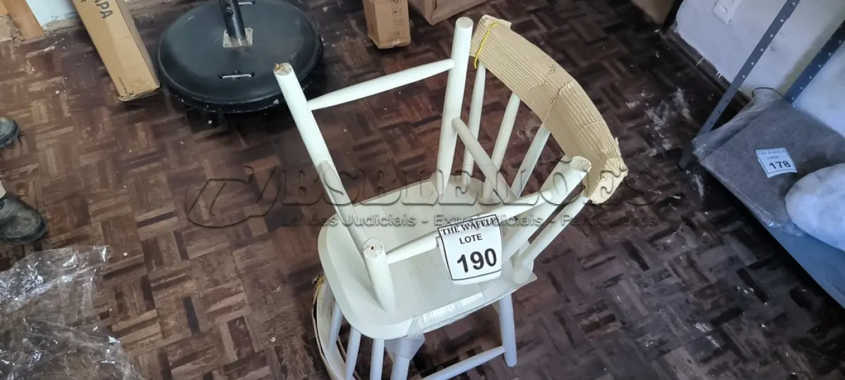 LOTE 190 - 02 CADEIRAS EM MADEIRA BRANCA (NOVO). (NO ESTADO) ATENÇÃO! FAZER A VISITAÇÃO ANTES DE ARREMATAR, NÃO SABEMOS SE FUNCIONA. LEILÃO NÃO TEM GARANTIA E NEM DEVOLUÇÃO, SUJEITO A POSSÍVEIS AVARIAS VISÍVEIS/OCULTAS E/OU AUSÊNCIA DE COMPONENTES.