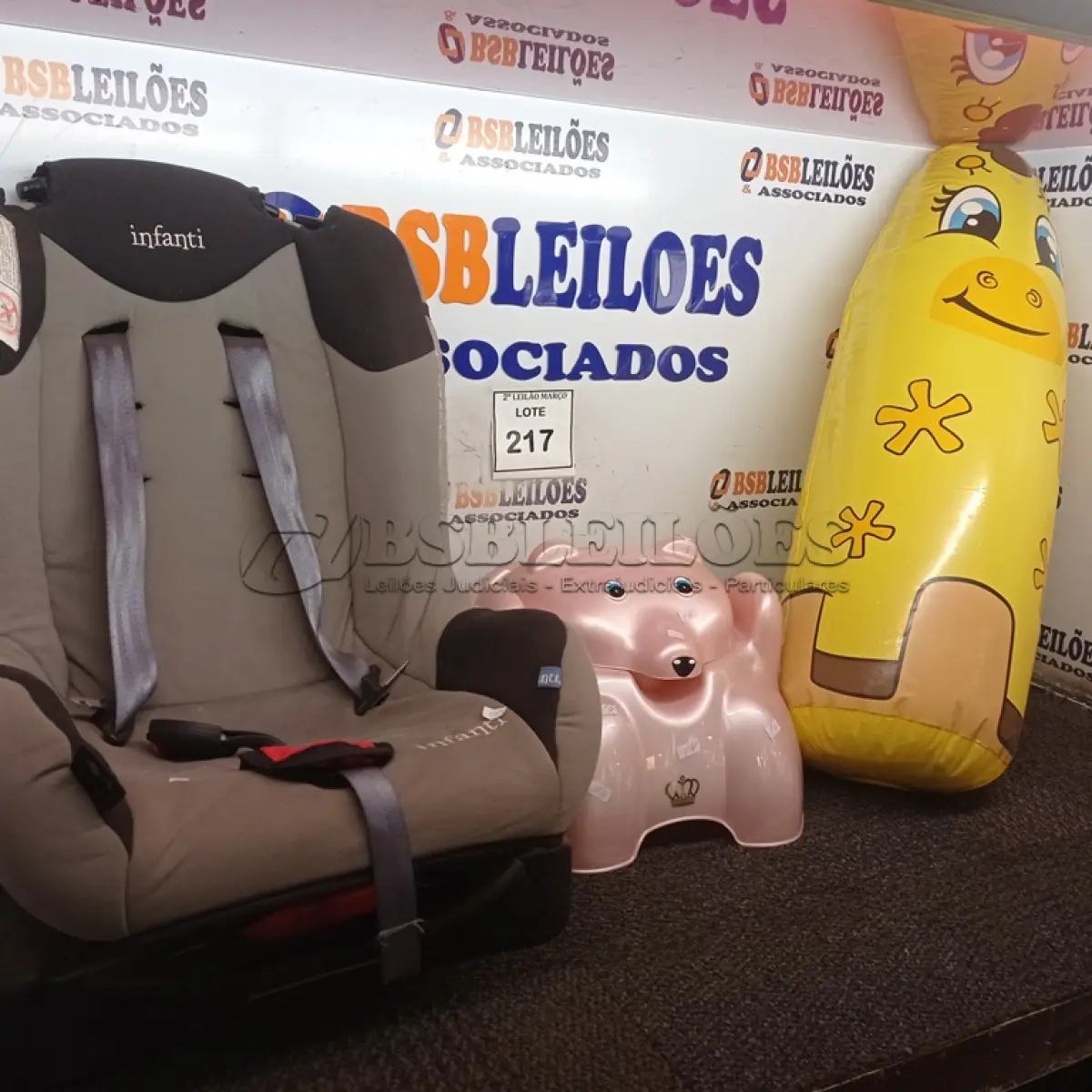 LOTE 217 - 01 CADEIRA P/TRANSPORTE INFANTIL MARCA INFANTE, 01 BRINQUEDO INFLÁVEL E 01 TRONINHO. (NO ESTADO) ATENÇÃO! FAZER A VISITAÇÃO ANTES DE ARREMATAR, NÃO SABEMOS SE FUNCIONA. LEILÃO NÃO TEM GARANTIA E NEM DEVOLUÇÃO, SUJEITO A POSSÍVEIS AVARIAS VISÍVEIS/OCULTAS E/OU AUSÊNCIA DE COMPONENTES.