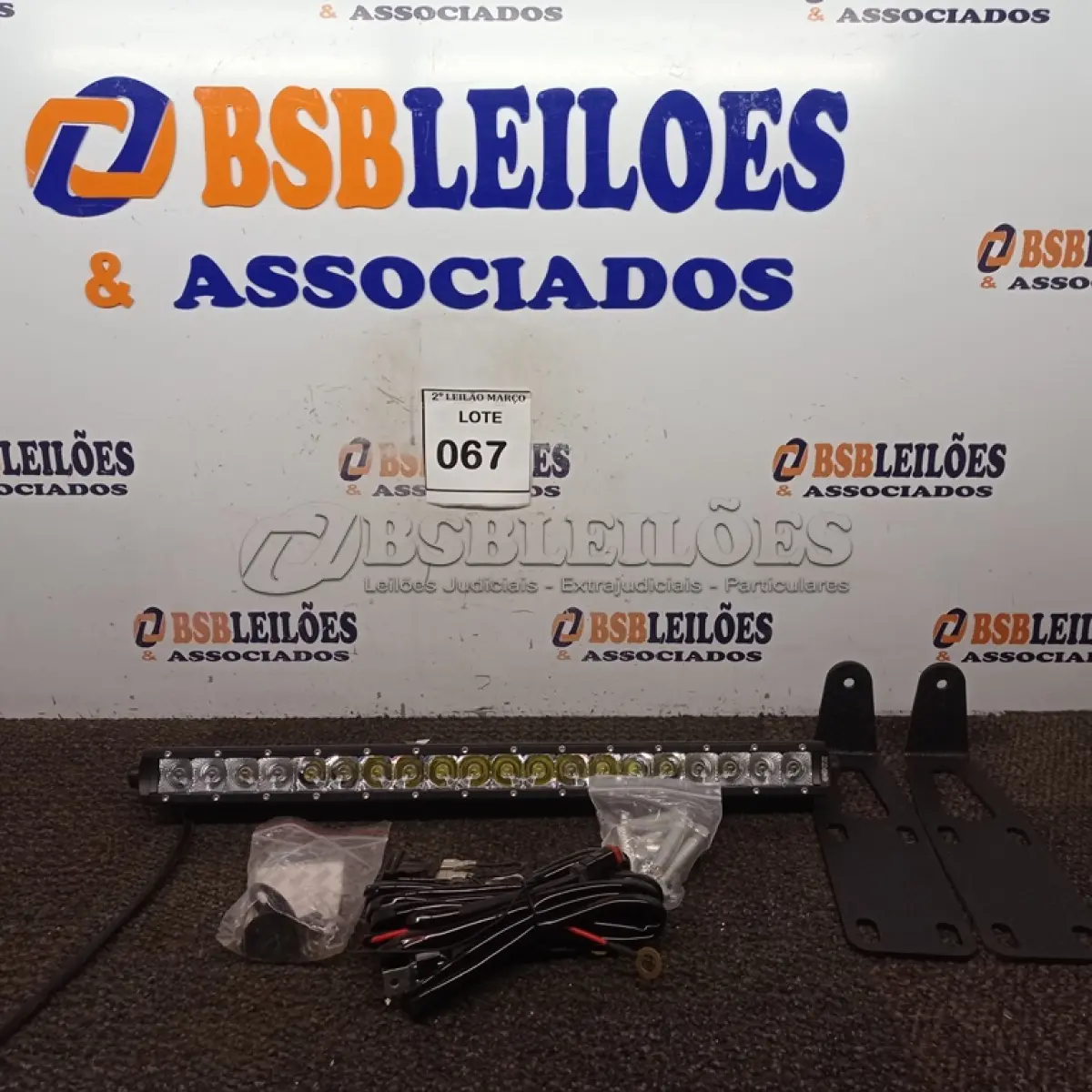 LOTE 067 - 01 BARRA DE LED 20 DODGE RAM 2500.  (NO ESTADO) ATENÇÃO! FAZER A VISITAÇÃO ANTES DE ARREMATAR, NÃO SABEMOS SE FUNCIONA. LEILÃO NÃO TEM GARANTIA E NEM DEVOLUÇÃO, SUJEITO A POSSÍVEIS AVARIAS VISÍVEIS/OCULTAS E/OU AUSÊNCIA DE COMPONENTES.