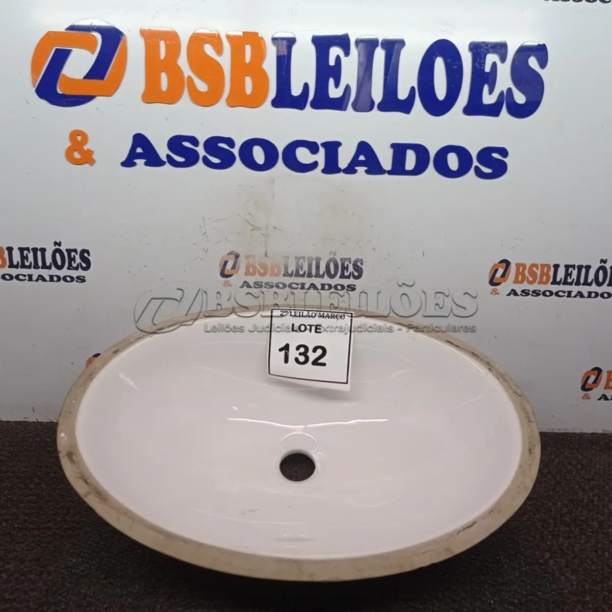 LOTE 132 - 01 CUBA OVAL NA COR BRANCA. (NOVO). (NO ESTADO) ATENÇÃO! FAZER A VISITAÇÃO ANTES DE ARREMATAR, NÃO SABEMOS SE FUNCIONA. LEILÃO NÃO TEM GARANTIA E NEM DEVOLUÇÃO, SUJEITO A POSSÍVEIS AVARIAS VISÍVEIS/OCULTAS E/OU AUSÊNCIA DE COMPONENTES.