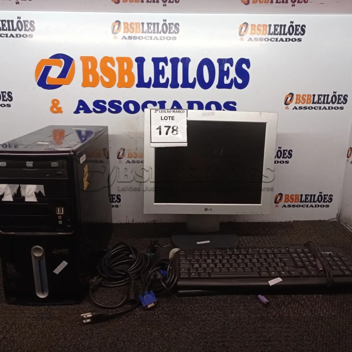 LOTE 178 - 01 COMPUTADOR COMPLETO COM 160GB DE HD, 4GB DE RAM E MONITOR DE 15 POLEGADAS. (ACOMPANHA MOUSE, TECLADOS E CABOS) (NO ESTADO) ATENÇÃO! FAZER A VISITAÇÃO ANTES DE ARREMATAR, NÃO SABEMOS SE FUNCIONA. LEILÃO NÃO TEM GARANTIA E NEM DEVOLUÇÃO, SUJEITO A POSSÍVEIS AVARIAS VISÍVEIS/OCULTAS E/OU AUSÊNCIA DE COMPONENTES.