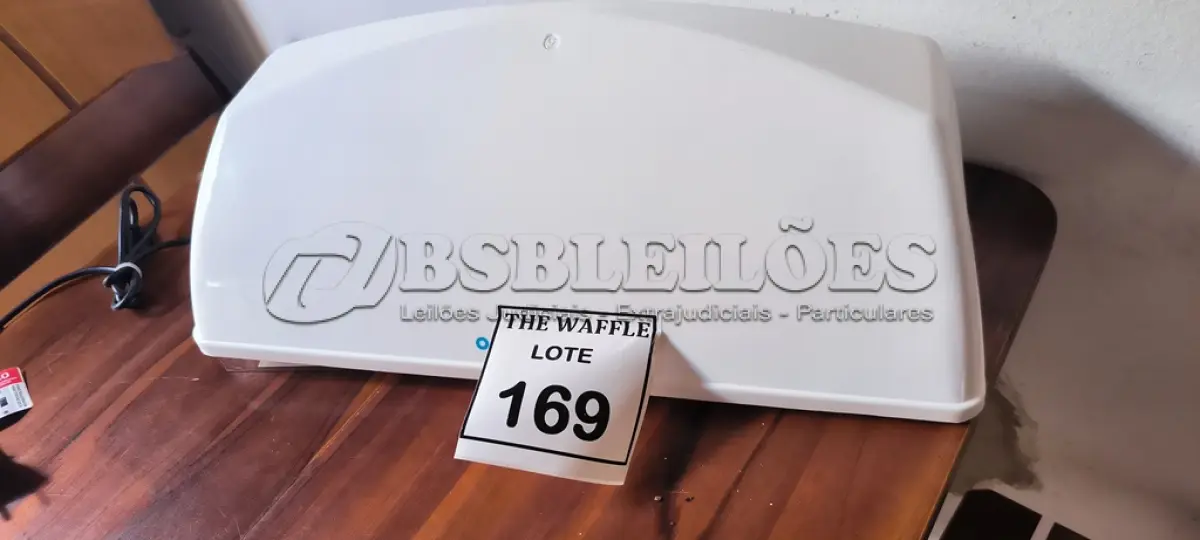 LOTE 169 - 01 LUMINÁRIA PARA MOSCA. (NO ESTADO) ATENÇÃO! FAZER A VISITAÇÃO ANTES DE ARREMATAR, NÃO SABEMOS SE FUNCIONA. LEILÃO NÃO TEM GARANTIA E NEM DEVOLUÇÃO, SUJEITO A POSSÍVEIS AVARIAS VISÍVEIS/OCULTAS E/OU AUSÊNCIA DE COMPONENTES.