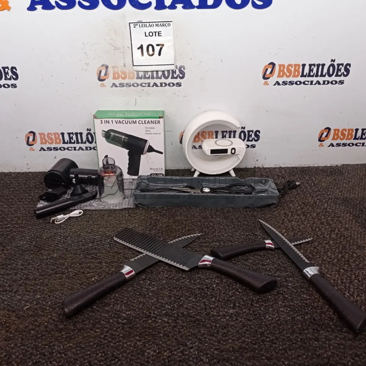 LOTE 107 - 01 ASPIRADOR DE PÓ PORTÁTIL, 01 SMART SOUND E 01 KIT DE FACAS.  (NO ESTADO) ATENÇÃO! FAZER A VISITAÇÃO ANTES DE ARREMATAR, NÃO SABEMOS SE FUNCIONA. LEILÃO NÃO TEM GARANTIA E NEM DEVOLUÇÃO, SUJEITO A POSSÍVEIS AVARIAS VISÍVEIS/OCULTAS E/OU AUSÊNCIA DE COMPONENTES.