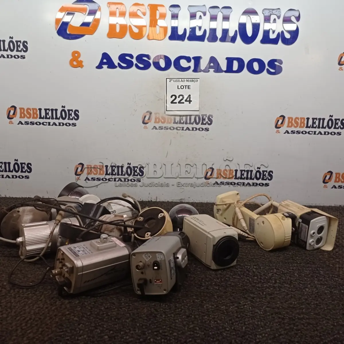 LOTE 224 - 01 LOTE C/VÁRIAS CÂMERAS DE SEGURANÇA MARCAS E MODELOS DIVERSOS. (NO ESTADO) ATENÇÃO! FAZER A VISITAÇÃO ANTES DE ARREMATAR, NÃO SABEMOS SE FUNCIONA. LEILÃO NÃO TEM GARANTIA E NEM DEVOLUÇÃO, SUJEITO A POSSÍVEIS AVARIAS VISÍVEIS/OCULTAS E/OU AUSÊNCIA DE COMPONENTES.