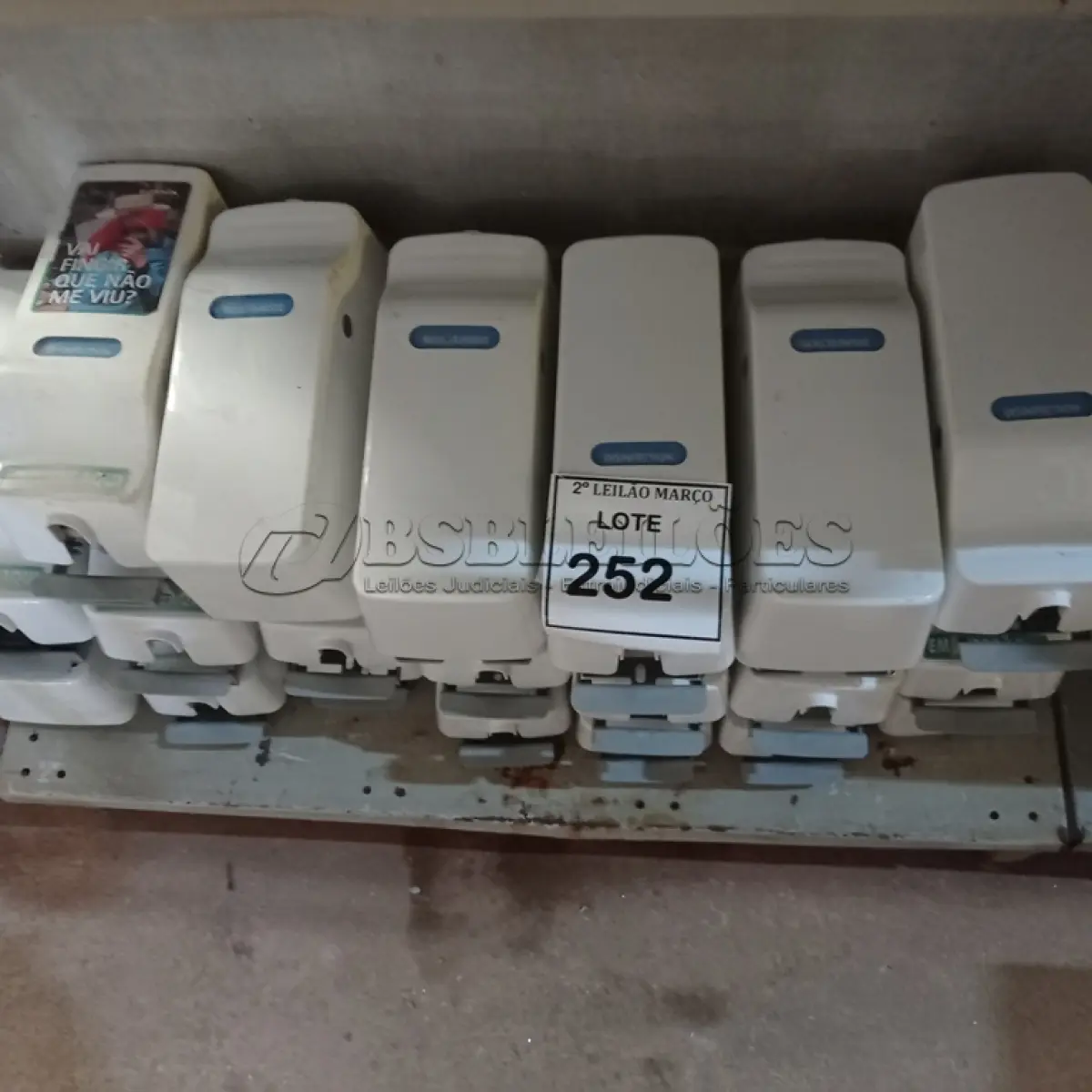 LOTE 252 - 01 LOTE COM DISPENSES PARA SABÃO.  (NO ESTADO) ATENÇÃO! FAZER A VISITAÇÃO ANTES DE ARREMATAR, NÃO SABEMOS SE FUNCIONA. LEILÃO NÃO TEM GARANTIA E NEM DEVOLUÇÃO, SUJEITO A POSSÍVEIS AVARIAS VISÍVEIS/OCULTAS E/OU AUSÊNCIA DE COMPONENTES.