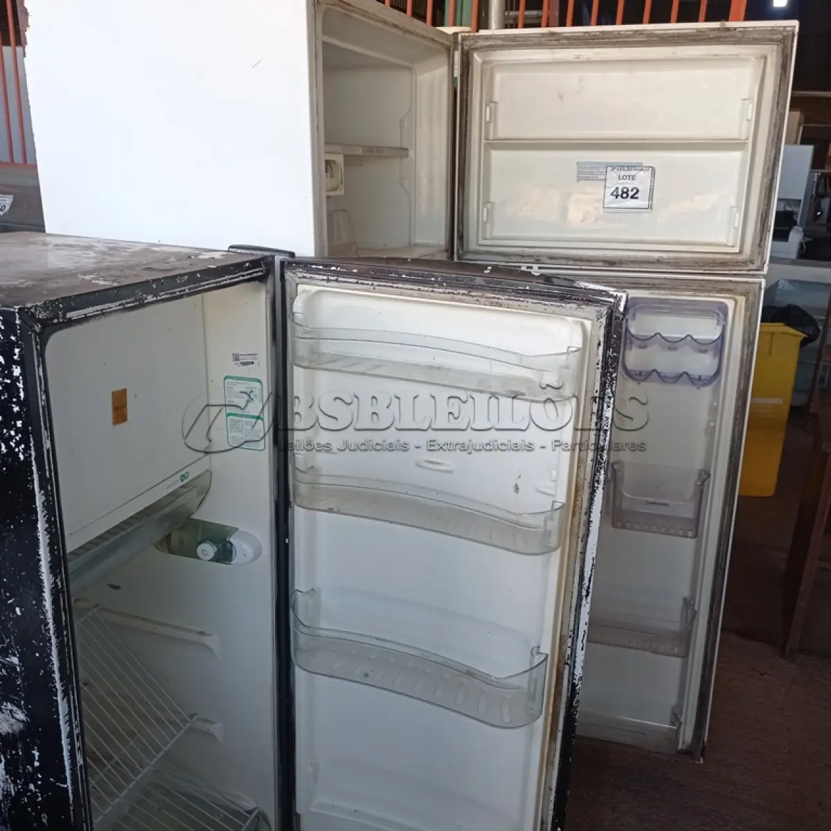 LOTE 482 - 03 GELADEIRAS MARCAS E MODELOS DIVERSOS C/AVARIAS. (NO ESTADO) ATENÇÃO! FAZER A VISITAÇÃO ANTES DE ARREMATAR, NÃO SABEMOS SE FUNCIONA. LEILÃO NÃO TEM GARANTIA E NEM DEVOLUÇÃO, SUJEITO A POSSÍVEIS AVARIAS VISÍVEIS/OCULTAS E/OU AUSÊNCIA DE COMPONENTES.