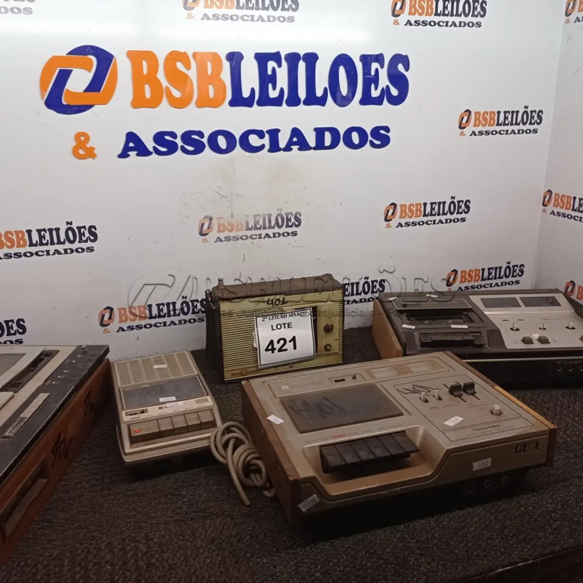 LOTE 421 - 01 LOTE C/VÁRIOS TOCA-FITAS MARCAS E MODELOS DIVERSOS. (NO ESTADO) ATENÇÃO! FAZER A VISITAÇÃO ANTES DE ARREMATAR, NÃO SABEMOS SE FUNCIONA. LEILÃO NÃO TEM GARANTIA E NEM DEVOLUÇÃO, SUJEITO A POSSÍVEIS AVARIAS VISÍVEIS/OCULTAS E/OU AUSÊNCIA DE COMPONENTES.