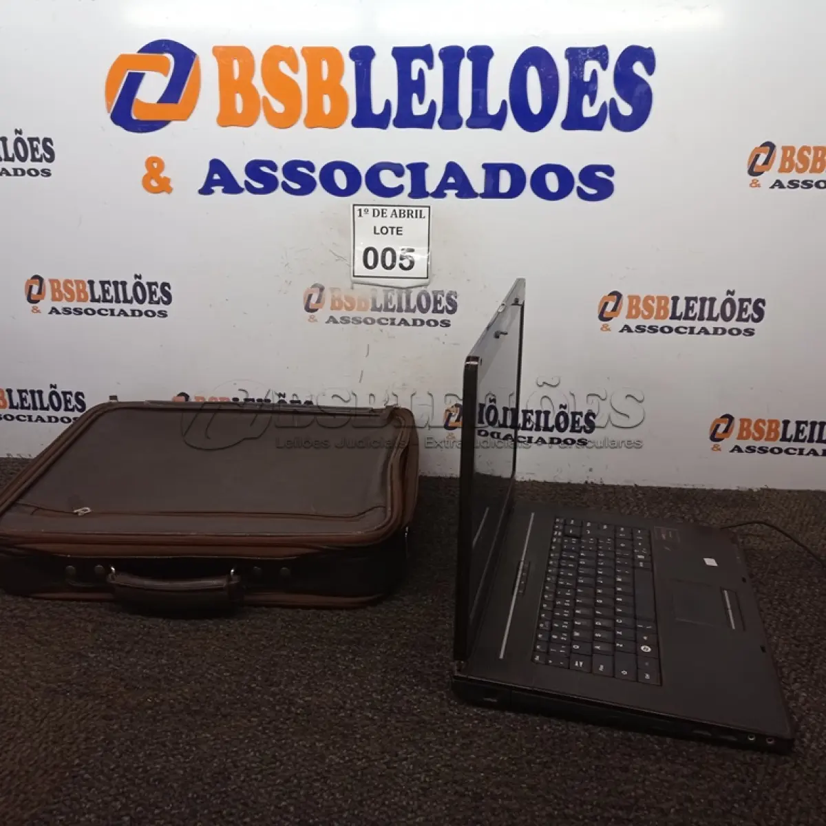 LOTE 005 - 01 NOTEBOOK ITAUTEC COM MALETA. (NO ESTADO) ATENÇÃO! FAZER A VISITAÇÃO ANTES DE ARREMATAR, NÃO SABEMOS SE FUNCIONA. LEILÃO NÃO TEM GARANTIA E NEM DEVOLUÇÃO, SUJEITO A POSSÍVEIS AVARIAS VISÍVEIS/OCULTAS E/OU AUSÊNCIA DE COMPONENTES.