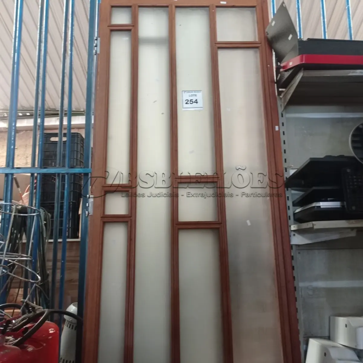 LOTE 254 - 02 PORTAS EM MADEIRA COM VIDRO.  (NO ESTADO) ATENÇÃO! FAZER A VISITAÇÃO ANTES DE ARREMATAR, NÃO SABEMOS SE FUNCIONA. LEILÃO NÃO TEM GARANTIA E NEM DEVOLUÇÃO, SUJEITO A POSSÍVEIS AVARIAS VISÍVEIS/OCULTAS E/OU AUSÊNCIA DE COMPONENTES.