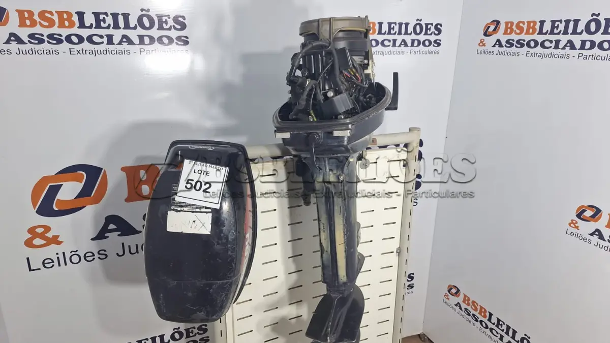 LOTE 502 - 01 MOTOR 18 HP 13.2KW – 5500R/MIN 41/46KG MARCA TOHATSU E 01 TANQUE DE GASOLINA. (NO ESTADO) ATENÇÃO! FAZER A VISITAÇÃO ANTES DE ARREMATAR, NÃO SABEMOS SE FUNCIONA. LEILÃO NÃO TEM GARANTIA E NEM DEVOLUÇÃO, SUJEITO A POSSÍVEIS AVARIAS VISÍVEIS/OCULTAS E/OU AUSÊNCIA DE COMPONENTES.