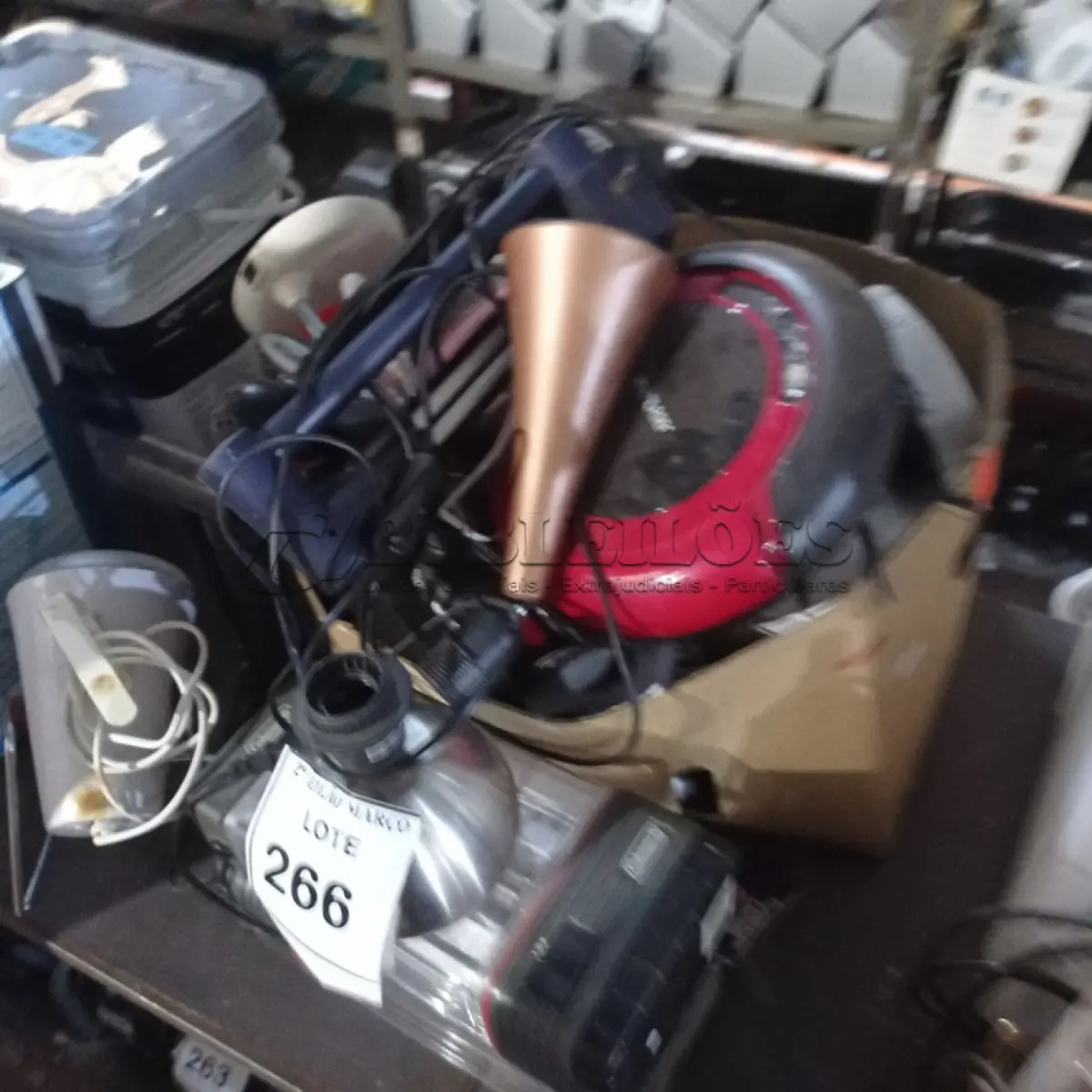 LOTE 266 - 01 LOTE VÁRIOS LEITORES DE CÓDIGOS DE BARRA, LUMINÁRIAS E MATERIAIS DIVERSOS. (NO ESTADO) ATENÇÃO! FAZER A VISITAÇÃO ANTES DE ARREMATAR, NÃO SABEMOS SE FUNCIONA. LEILÃO NÃO TEM GARANTIA E NEM DEVOLUÇÃO, SUJEITO A POSSÍVEIS AVARIAS VISÍVEIS/OCULTAS E/OU AUSÊNCIA DE COMPONENTES.